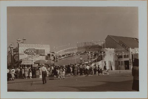 Islands - Coney Island - [Types of entertainment.], 1939