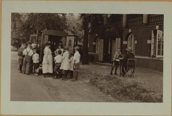 Traveling library - Staten Island [Richmond - Book-wagon operated by the Extension Division of the New York Public Library.], 1923–1924