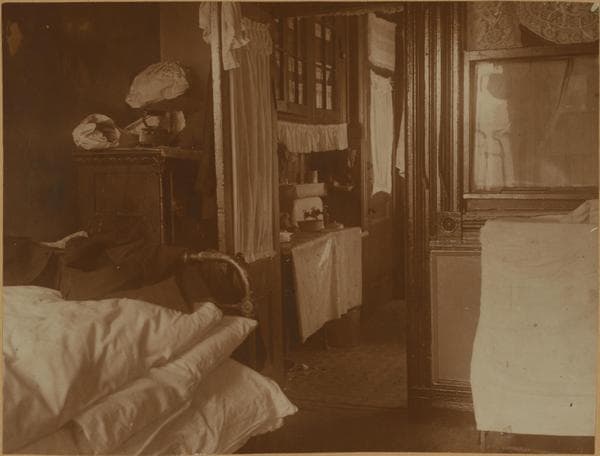 Social conditions - [Interior of a three-room apartment.], 1923