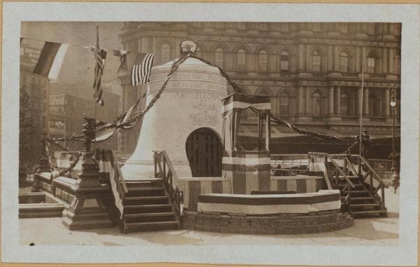 Manhattan: City Hall Park - [Liberty Loan Bell in City Hall Park.], 1918