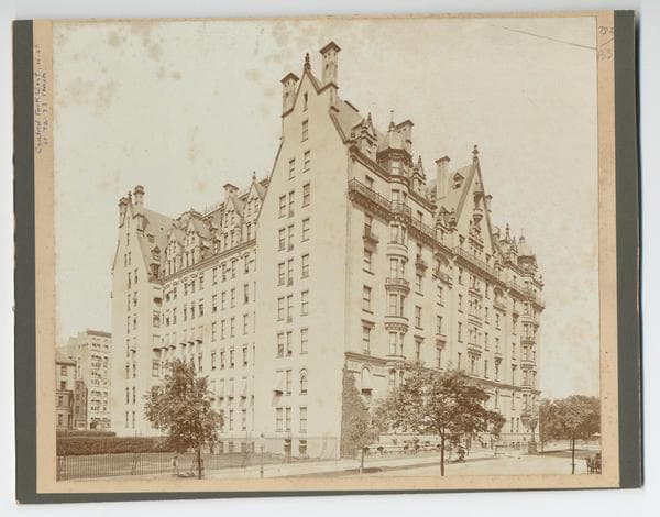 Manhattan: Central Park West, west side btw. 72nd Street and 73rd Street.