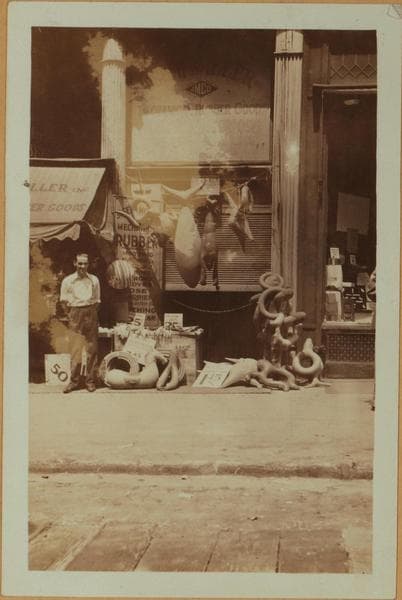 Occupations - Peddlers - Rubber goods - Toys., 1930