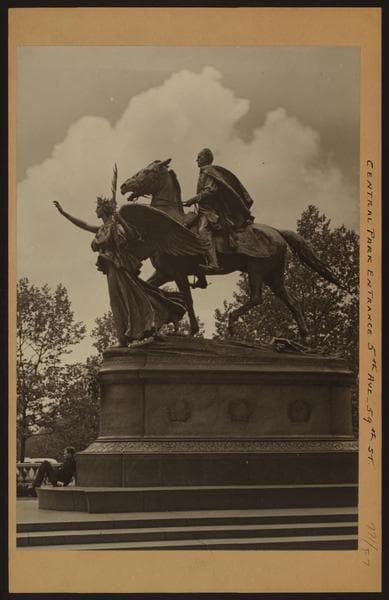 Manhattan: Central Park entrance.