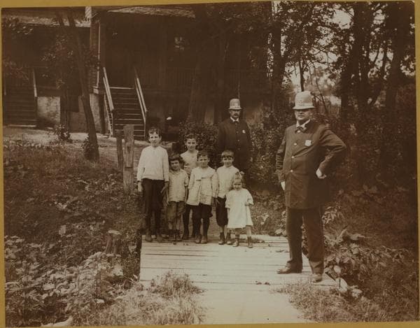 Islands - Hoffman Island - [Children of Cushing and Mills families guarded by policemen to prevent them leaving grounds - On Staten Island near quarantine.]