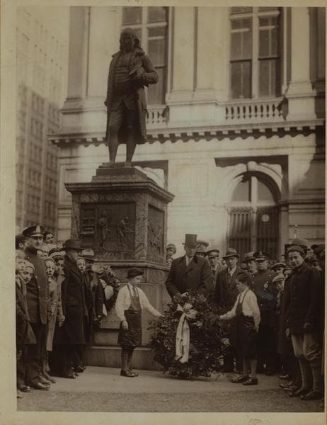 Celebrations - Parades - Municipal events - City Hall Park - [Laying a wreath at the foot of Statue to Benjamin Franklin.], 1934