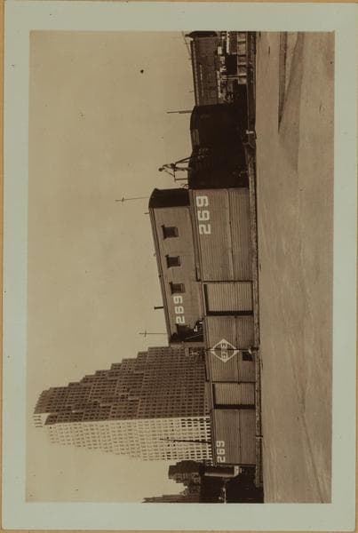East River - Piers 9-11 - Manhattan - South Street - Old Slip - Jones Lane - [American Sugar Refining Company; Municipal Building; Woolworth Building; 60 Wall Street Tower.], 1934–1936