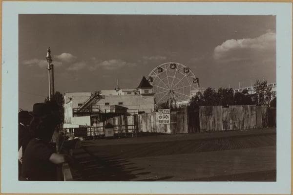 Islands - Coney Island - [Types of entertainment.], 1939
