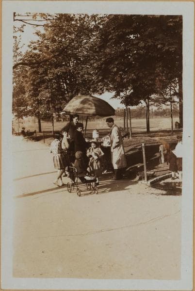 Manhattan: Central Park - Pathways and vendors., 1933
