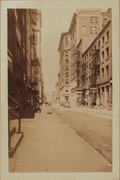Manhattan: Water Street - Wall Street, 1930