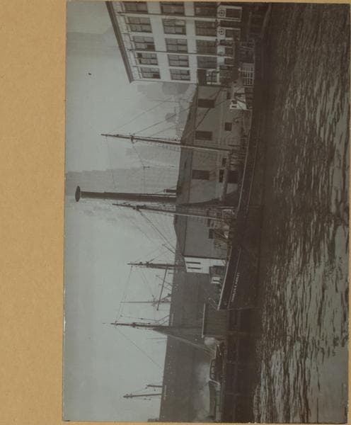 Fulton fish market in Manhattan - [North dock - East River Pier No.18.], 1936