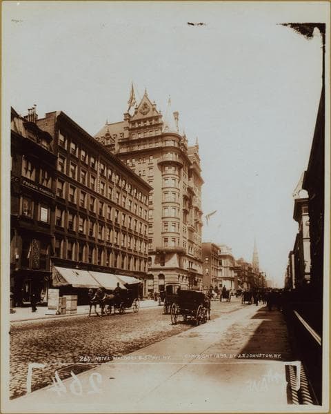 Manhattan: 5th Avenue - 32nd Street, 1945
