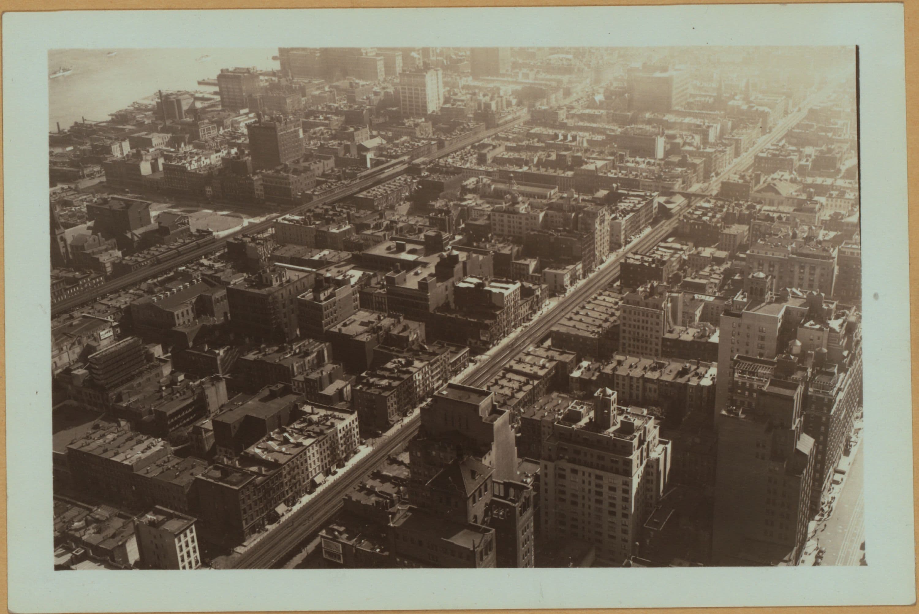 General view - [Manhattan - Lexington Avenue - 42nd Street (East) - Chanin Building.]