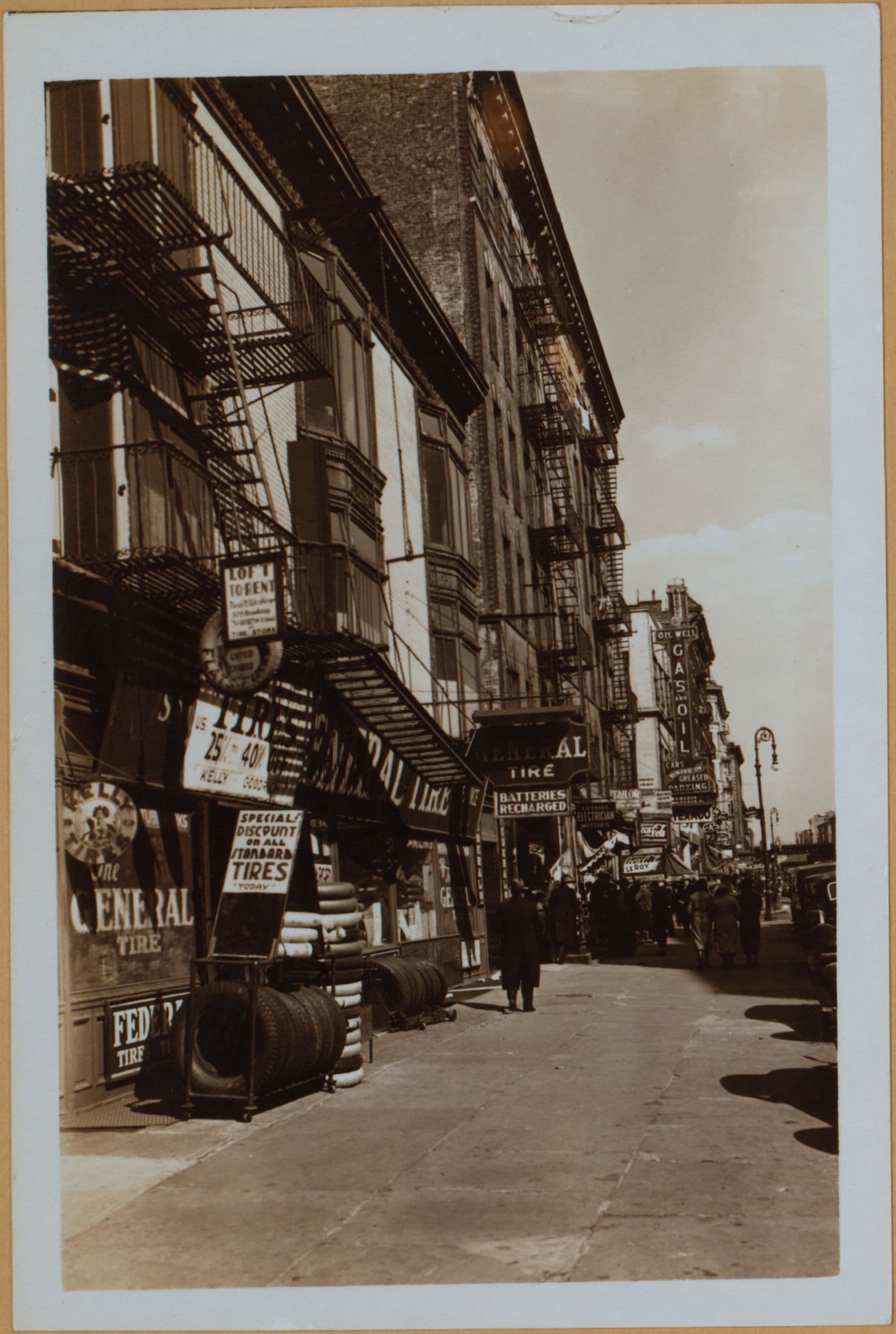 Manhattan: Kenmare Street - Cleveland Place