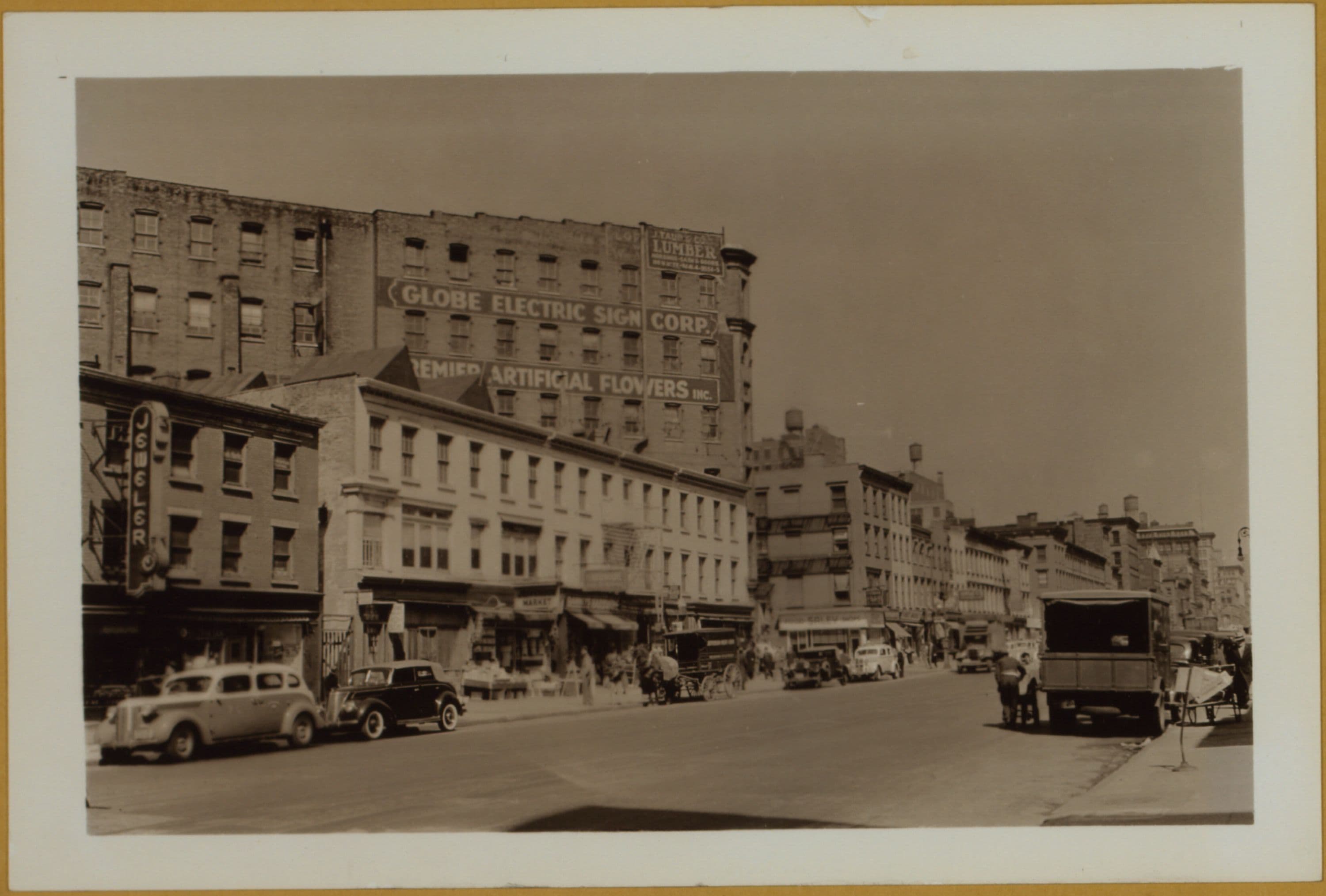 Manhattan: 6th Avenue - 11th Street
