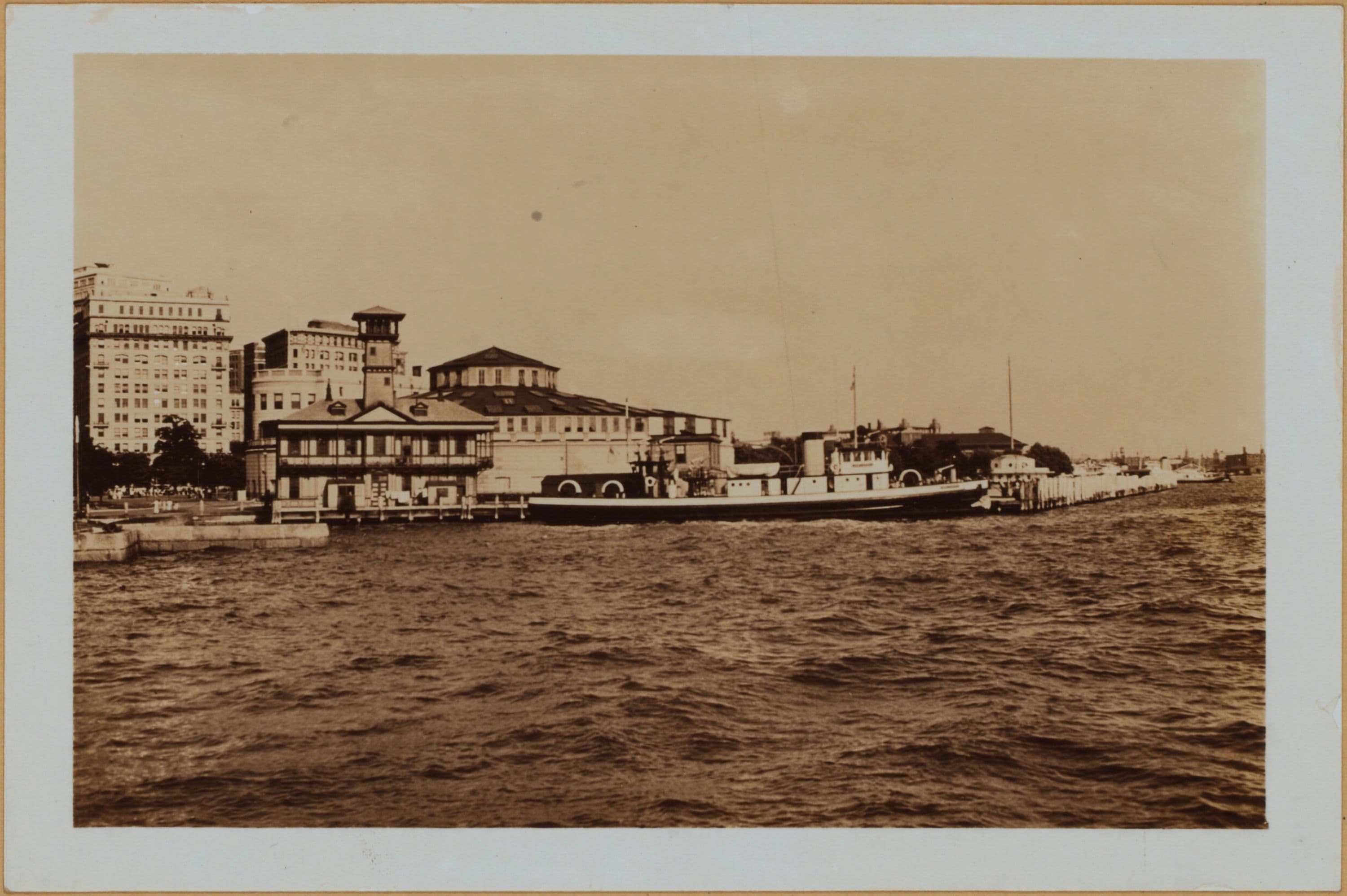 Manhattan: Battery Park - [View from confluence of North (Hudson) and East Rivers.]