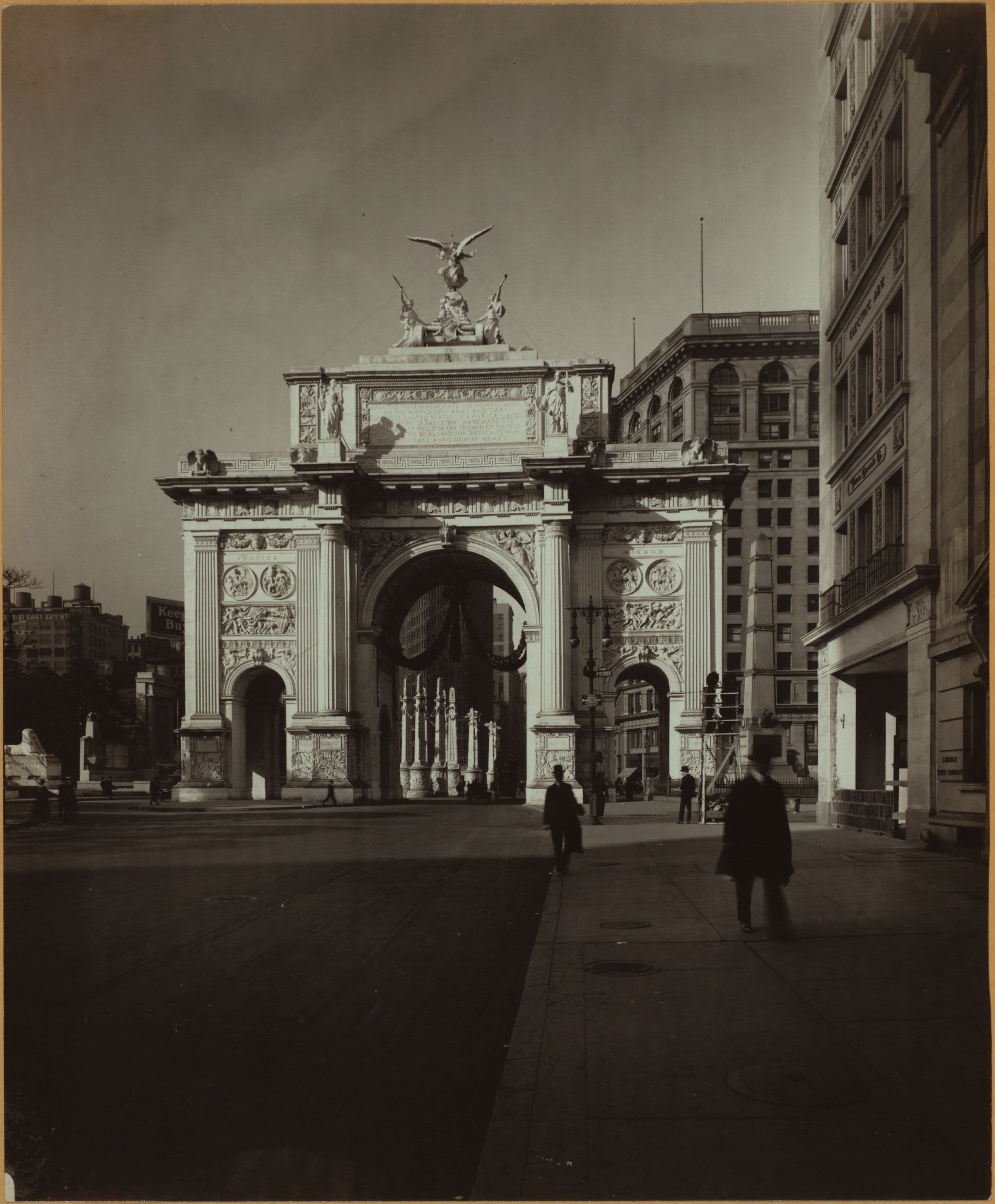 Celebrations - Parades - Municipal events - The Victory Arch.
