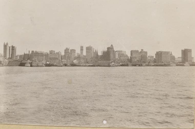 North (Hudson) River - [River scenes - Manhattan skyline - Bankers Trust Company - Singer Manufacturing Company.]