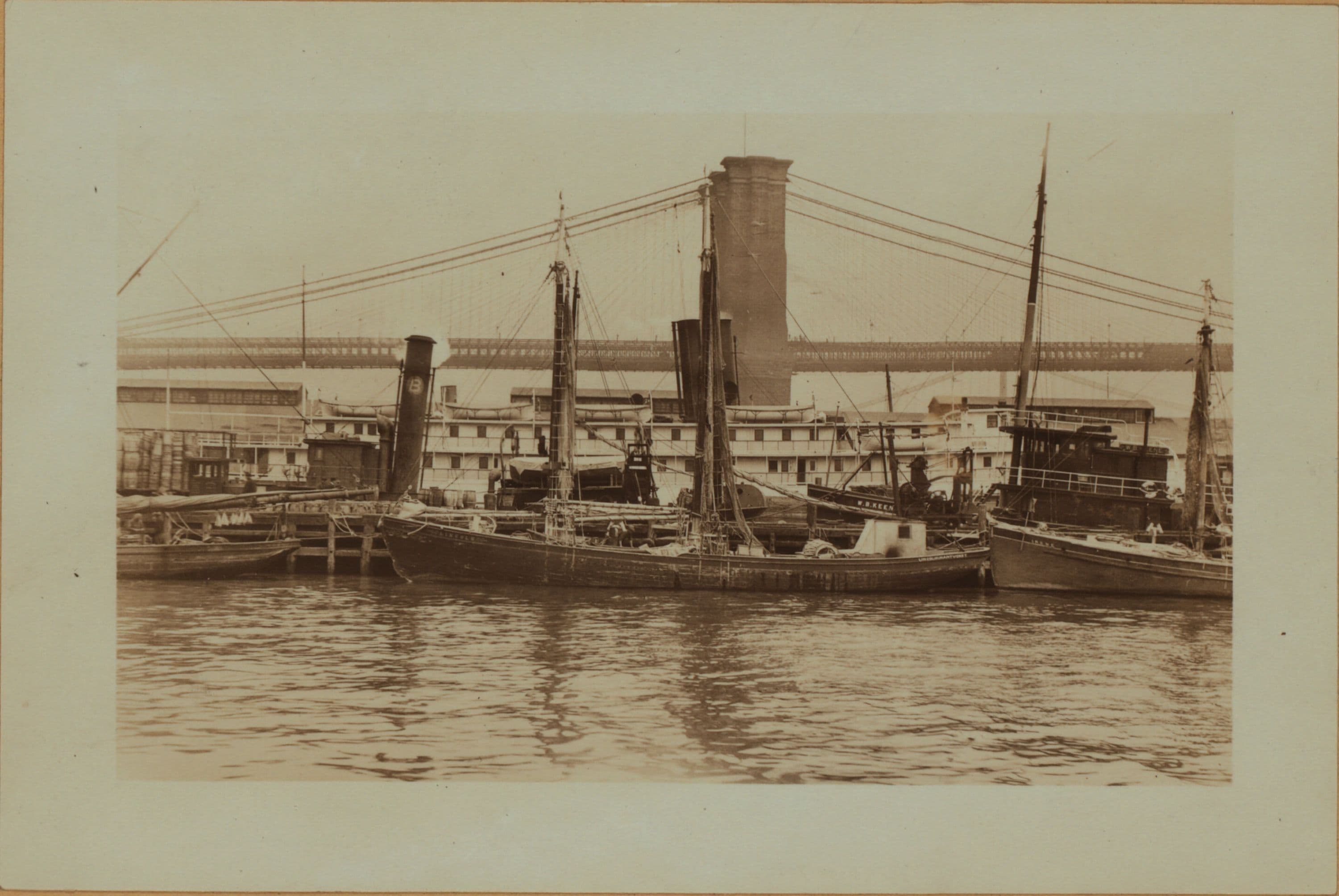 East River - Pier 18 [North Dock] - Manhattan - South Street - [Unloading boats for Fulton fish market.]