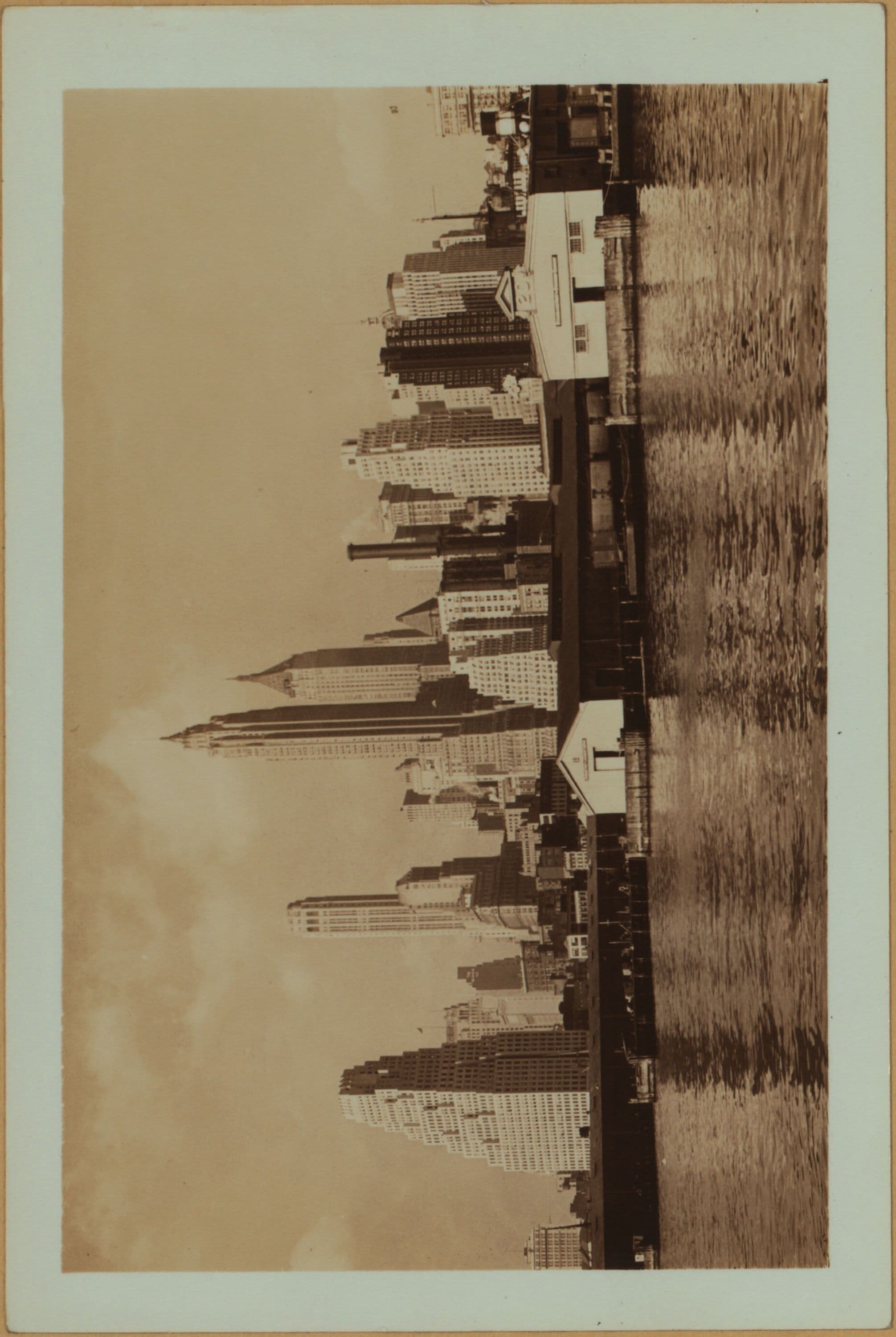 East River - Piers 16-20 - Manhattan - South Street - Peck Slip - John Street - [Federal Court House; Municipal Building; Bank of Manhattan; City Bank-Farmers Trust Company; 60 Wall Street Tower.]