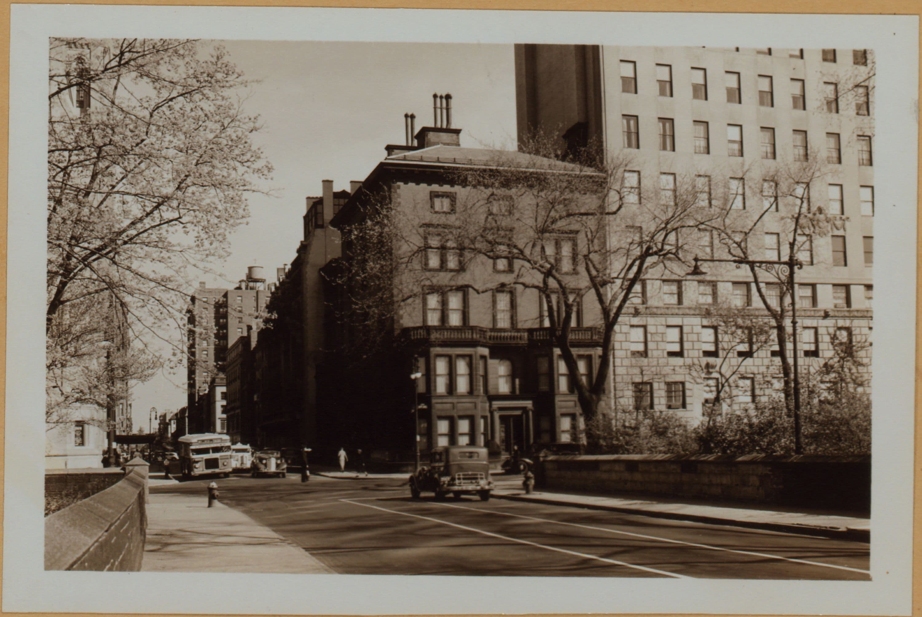 Manhattan: 5th Avenue - Between 64th and 65th Streets