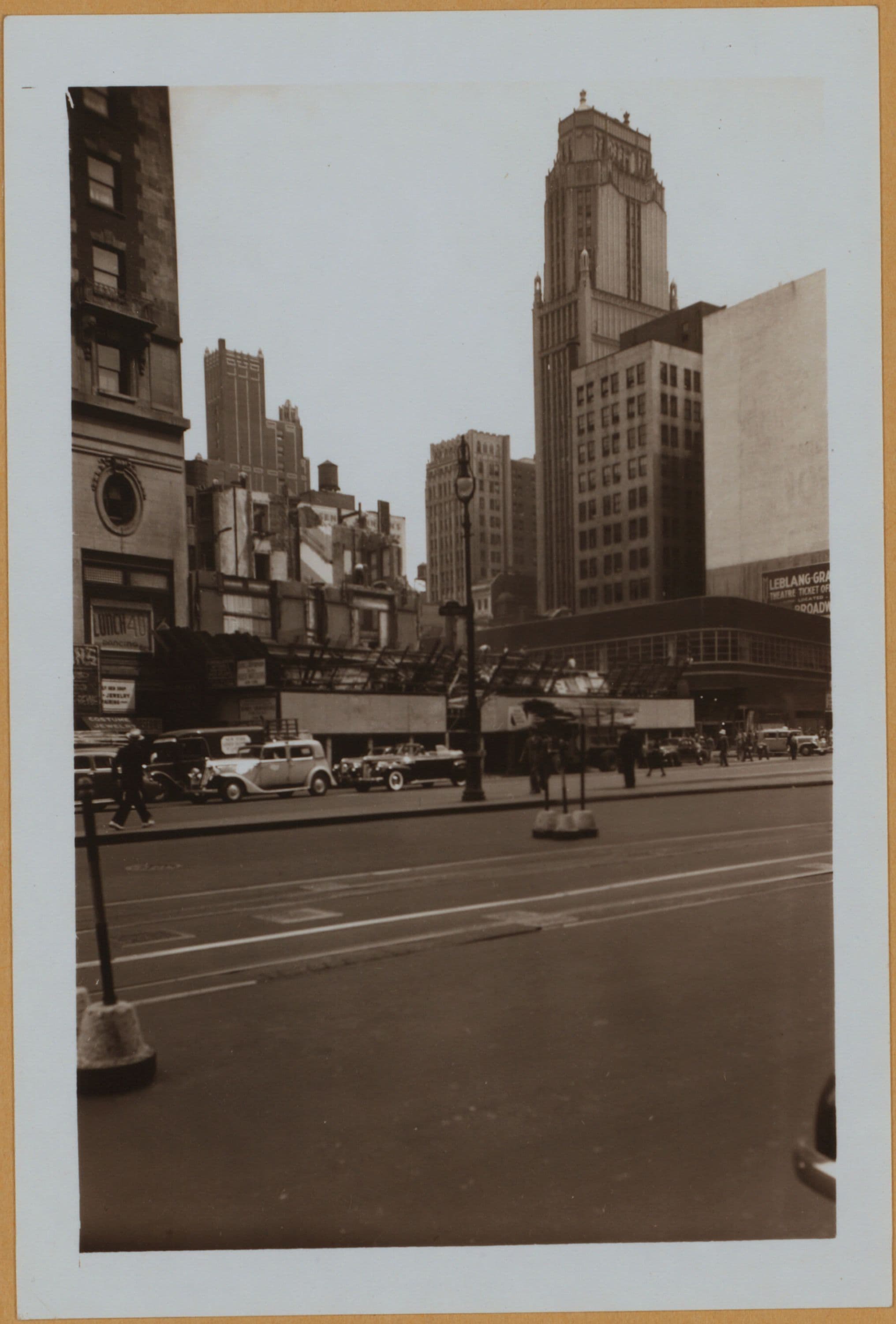Manhattan: Broadway - 43rd Street (West)