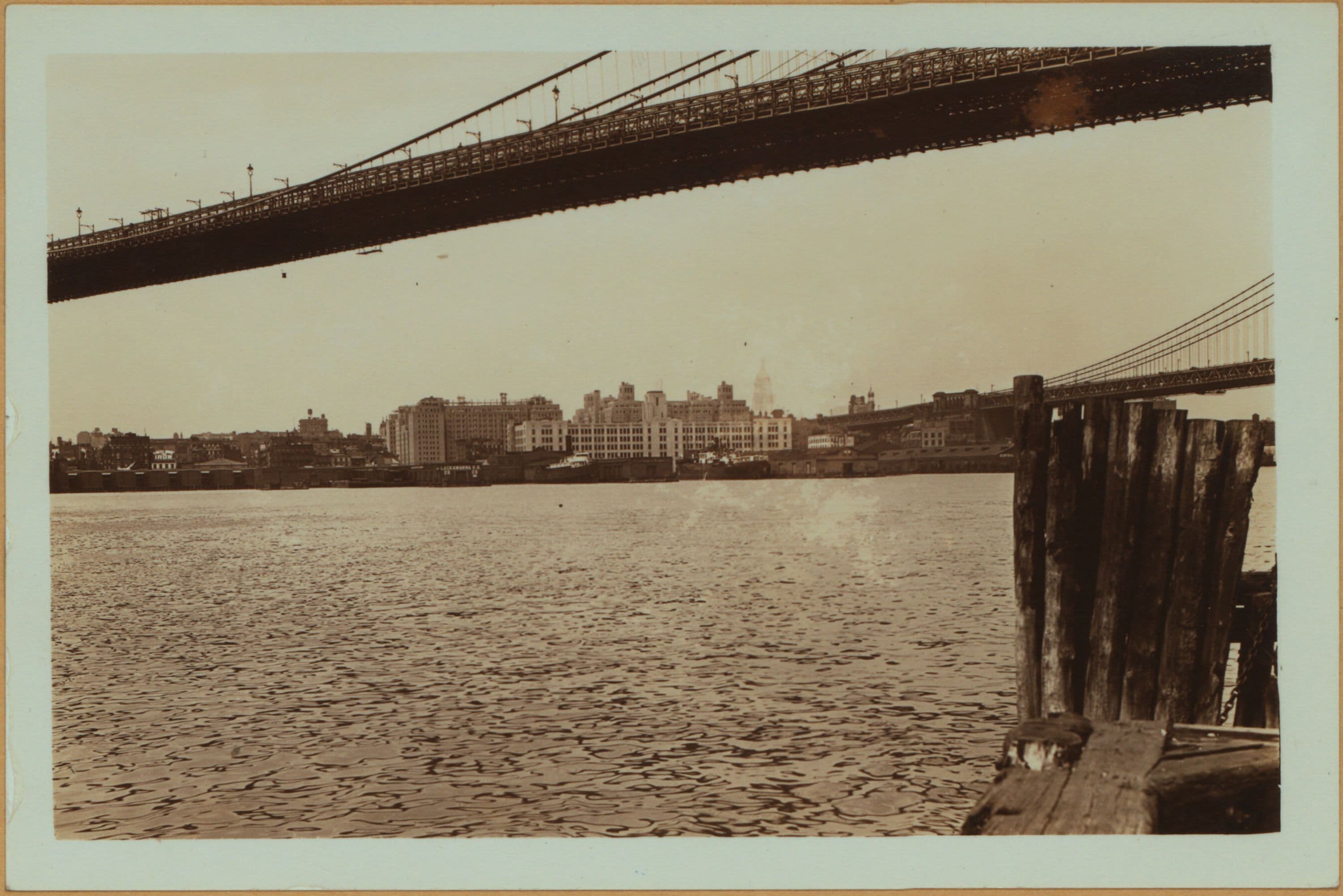 East River - Shore and skyline - Manhattan - South Ferry - Williamsburg Bridge - James Slip - Pike Slip - [Piers 26 to 31.]