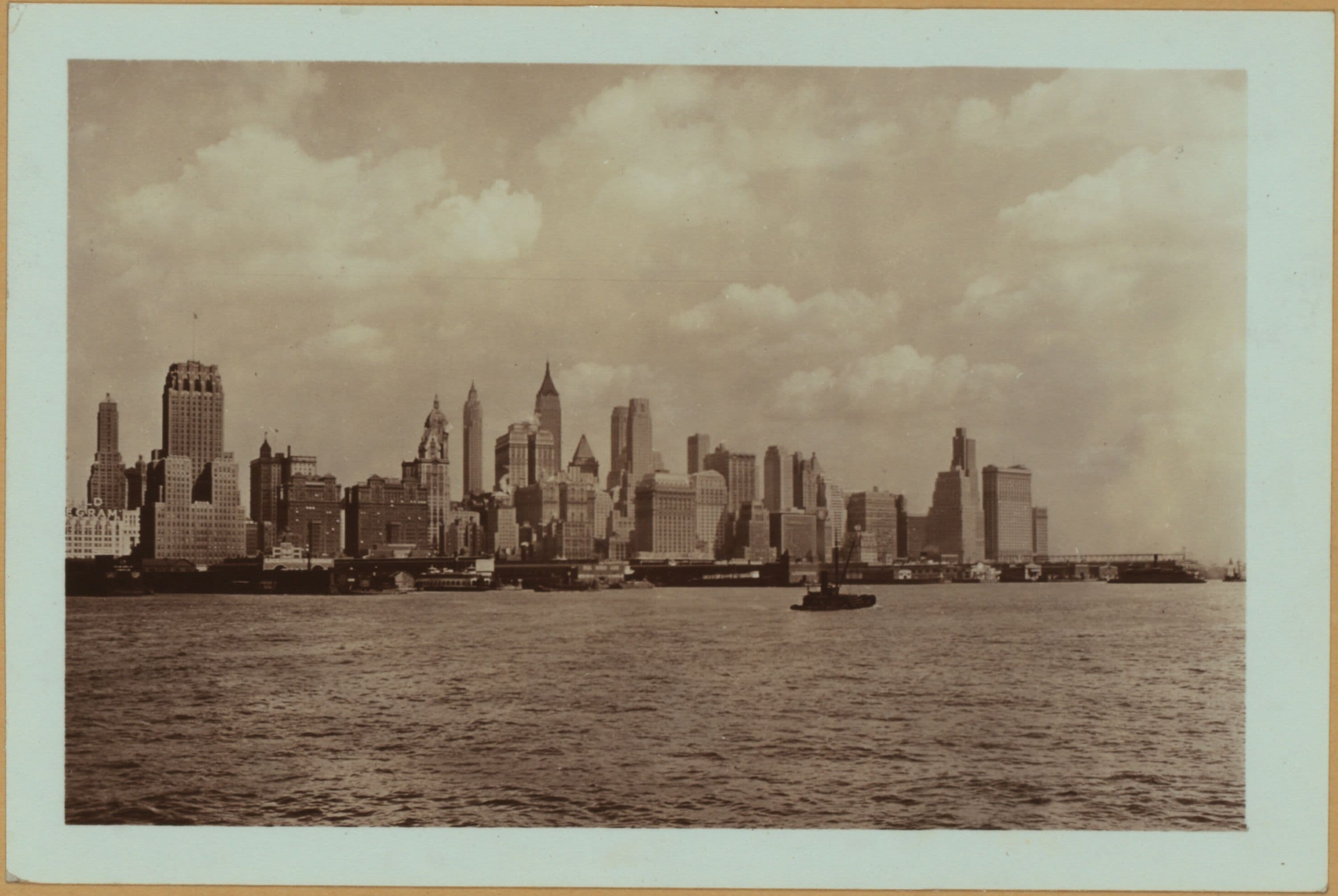 North (Hudson) River - Shore and skyline - Manhattan - Battery Park.