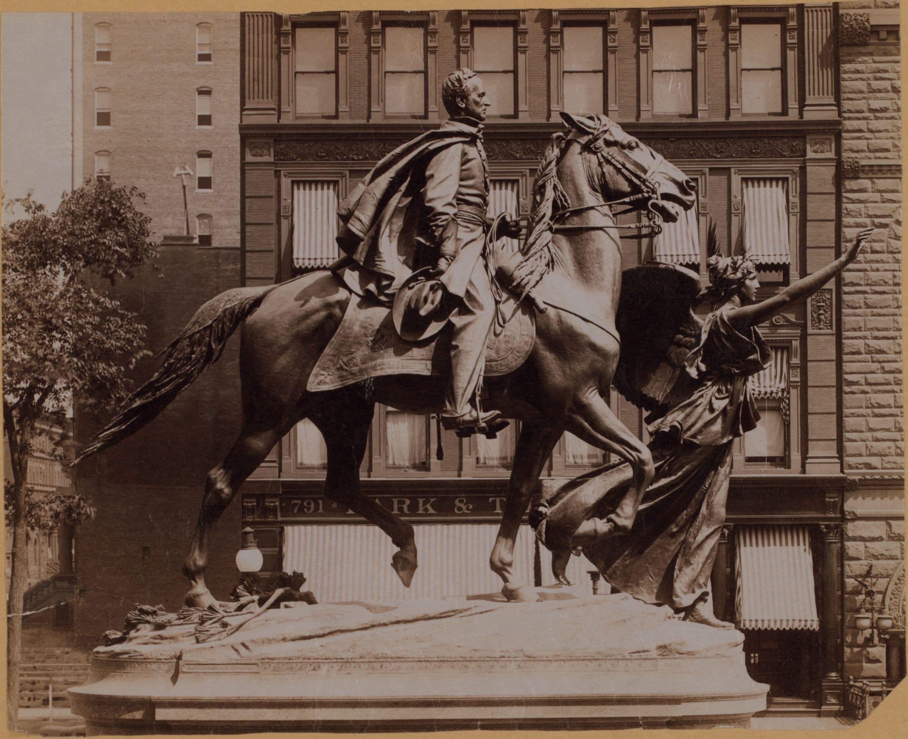 Manhattan: Central Park - Entrances - The Sherman monument.