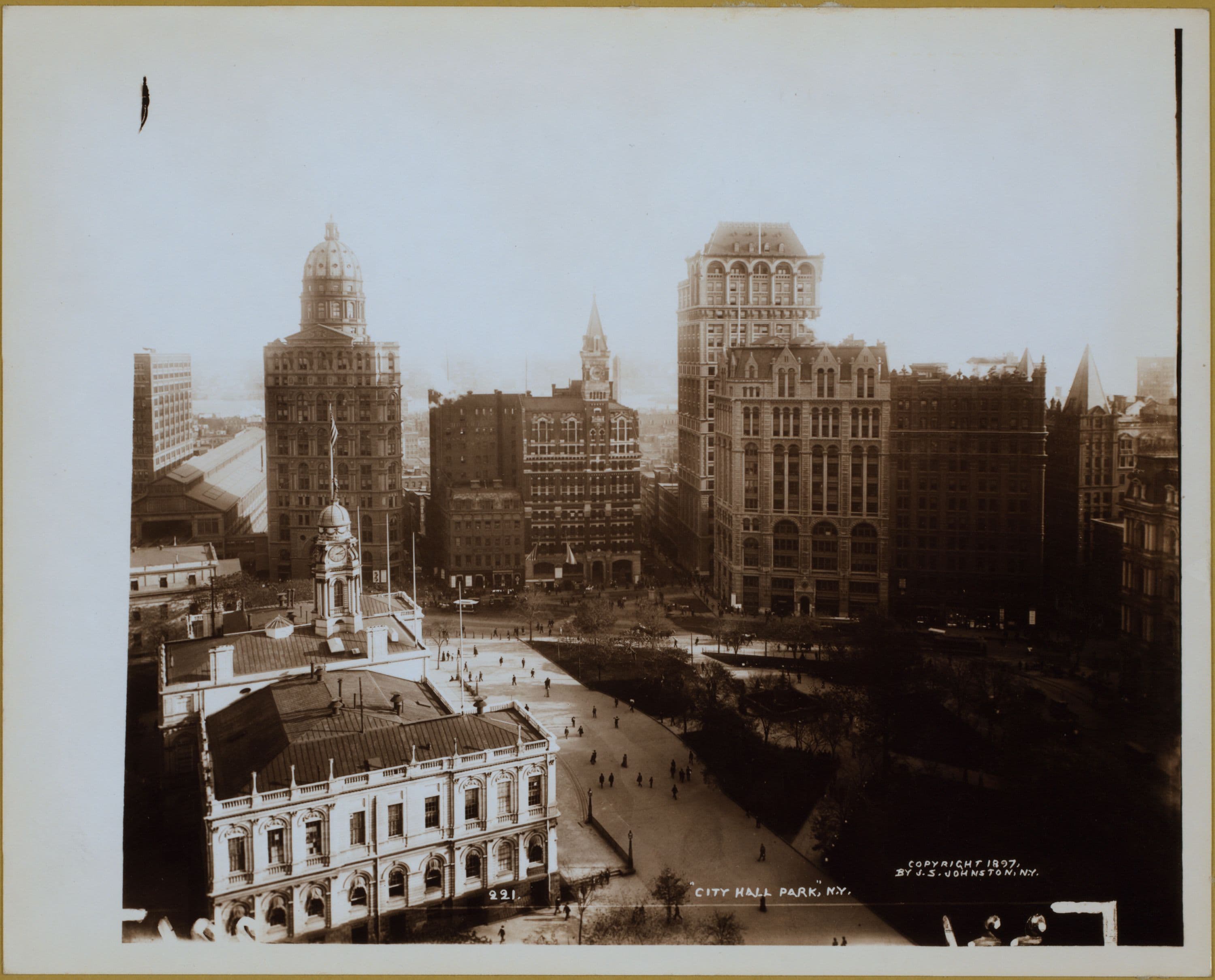 Manhattan: City Hall Park - City Hall.