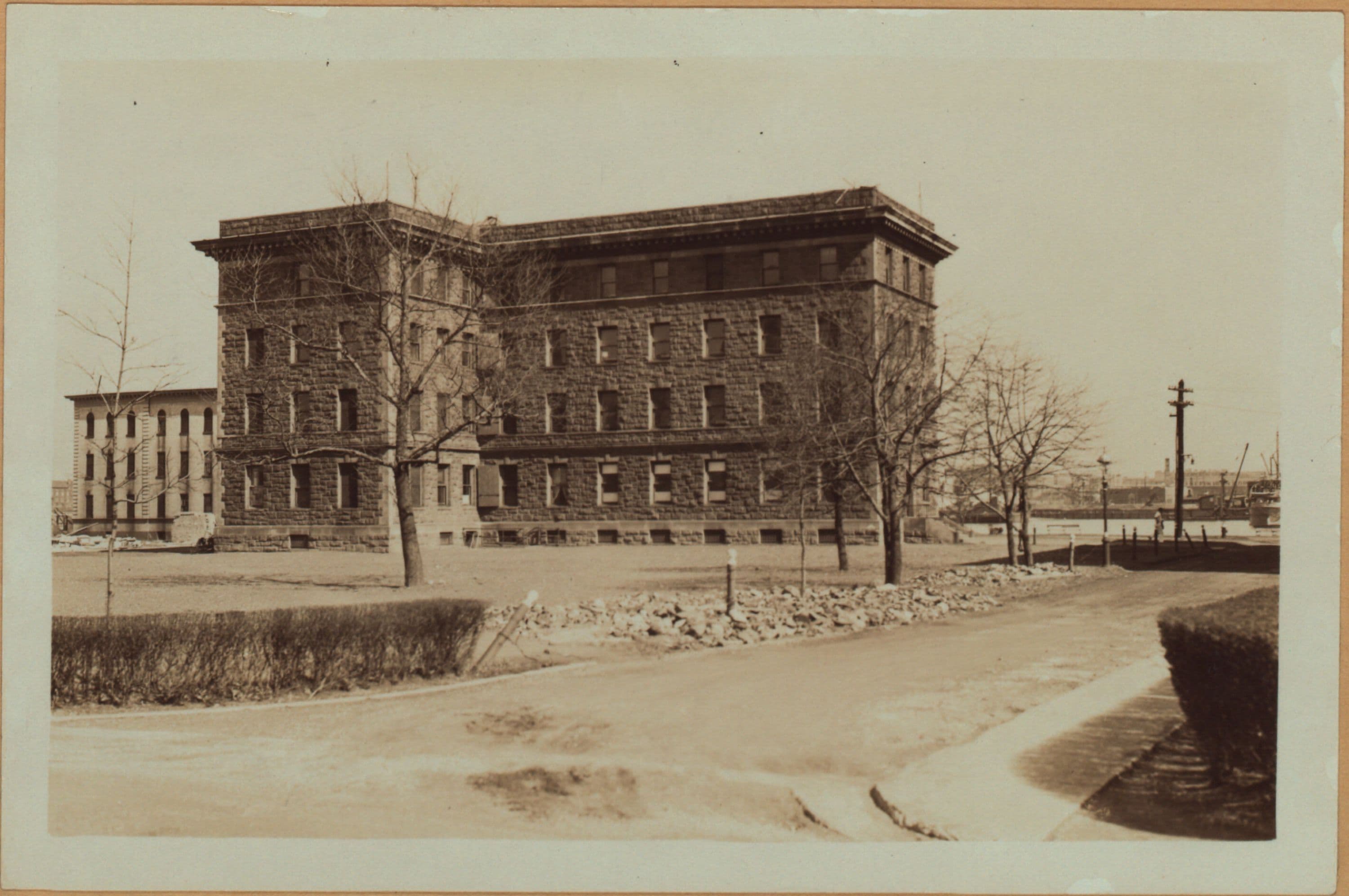 Manhattan: Welfare Island - Metropolitan Hospital.