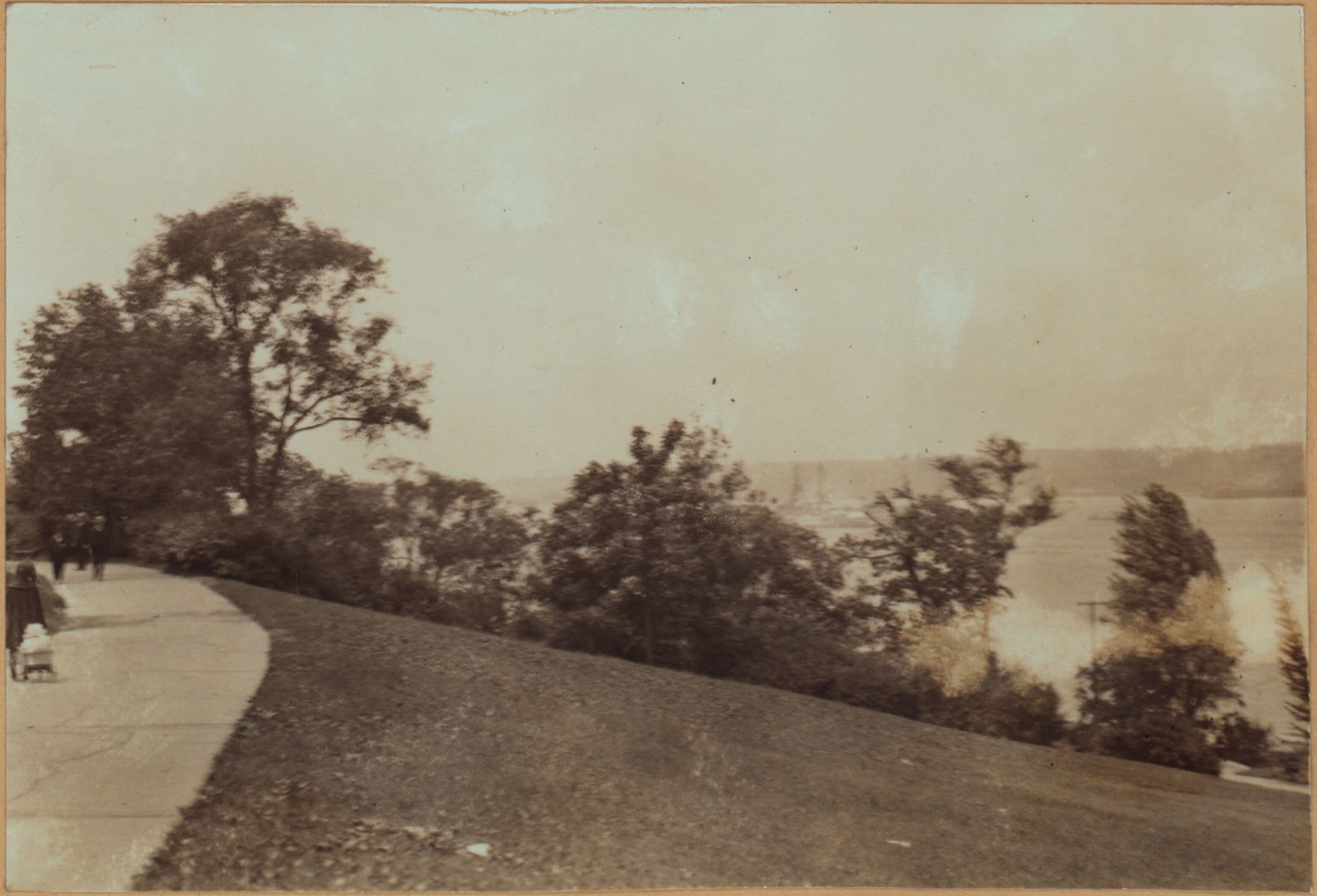 Manhattan: Riverside Park - [The U. S. Fleet near Ulysses S. Grant's Tomb.]