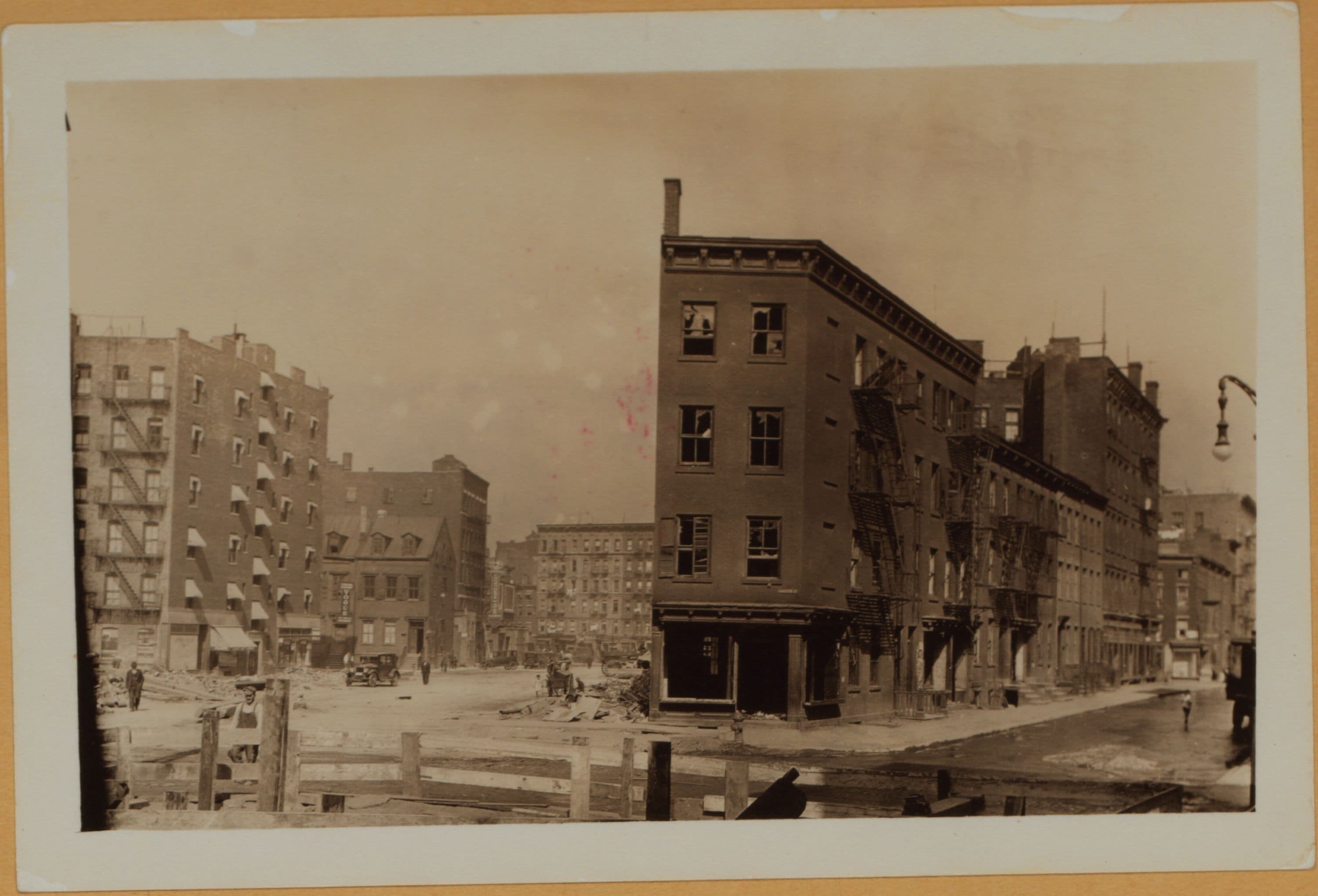 Manhattan: 6th Avenue & MacDougal Street - N - Charlton - Prince Street.