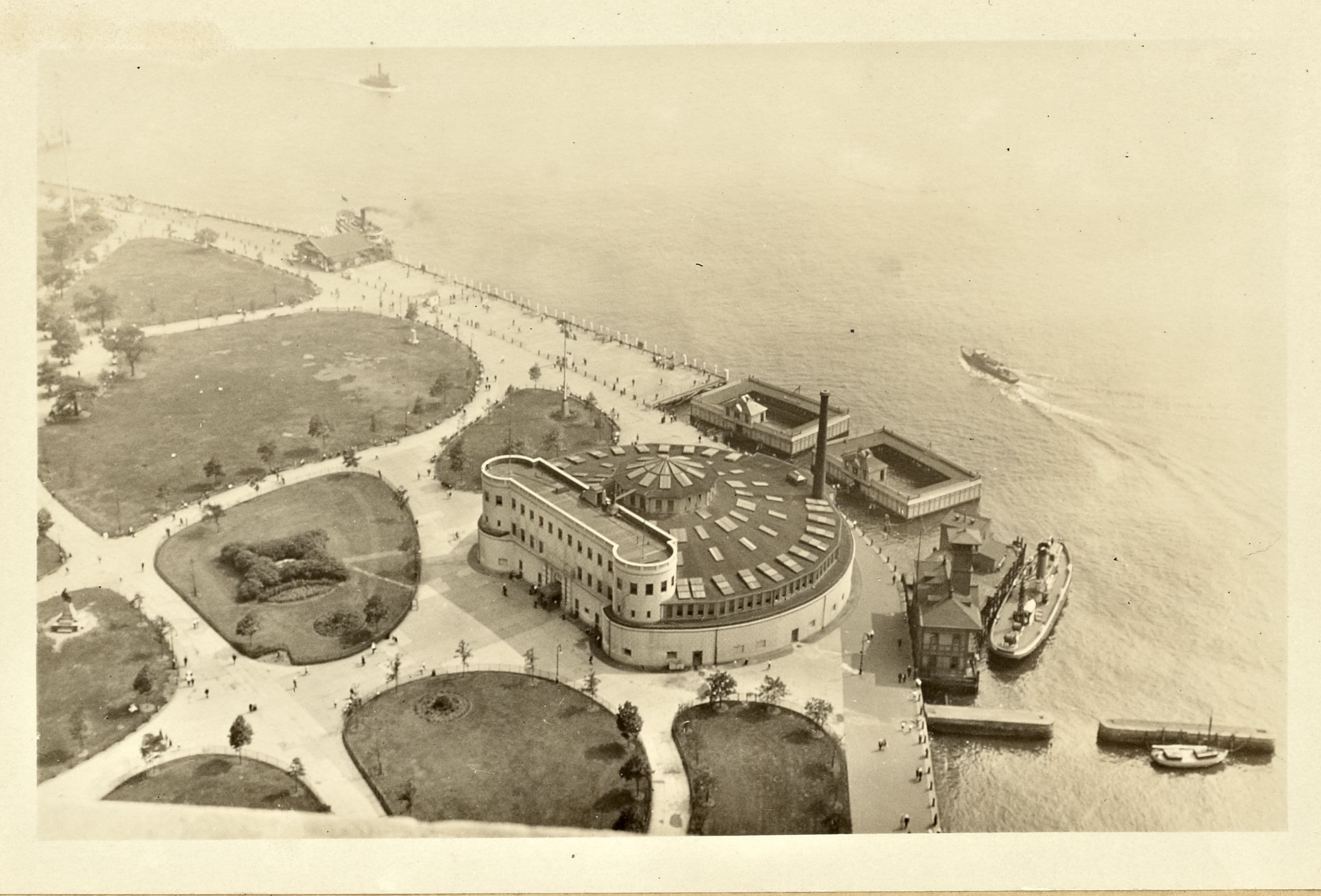 Manhattan: Battery Park - Aquarium., 1911–1931