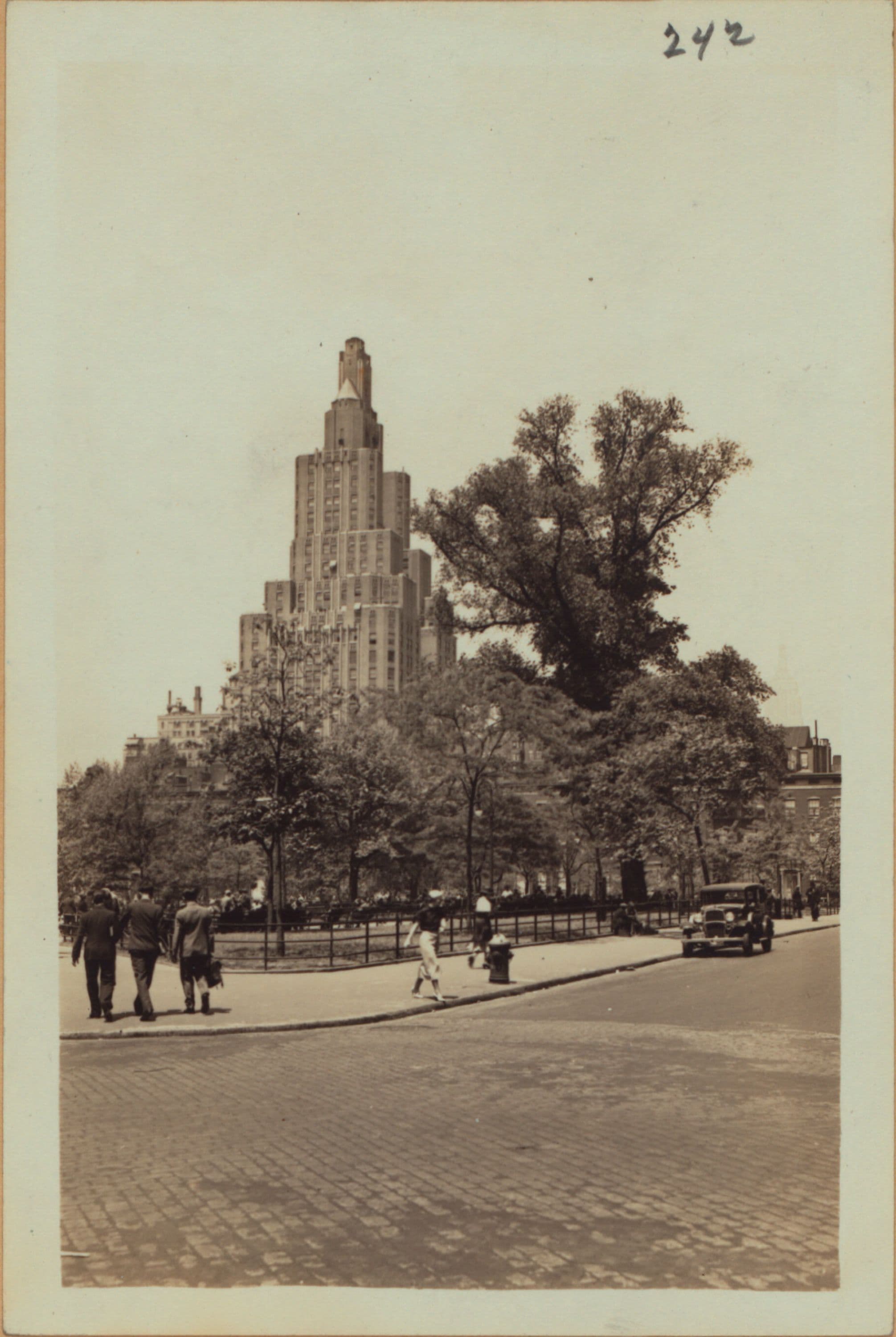 Manhattan: Washington Square East - 5th Avenue, 1933