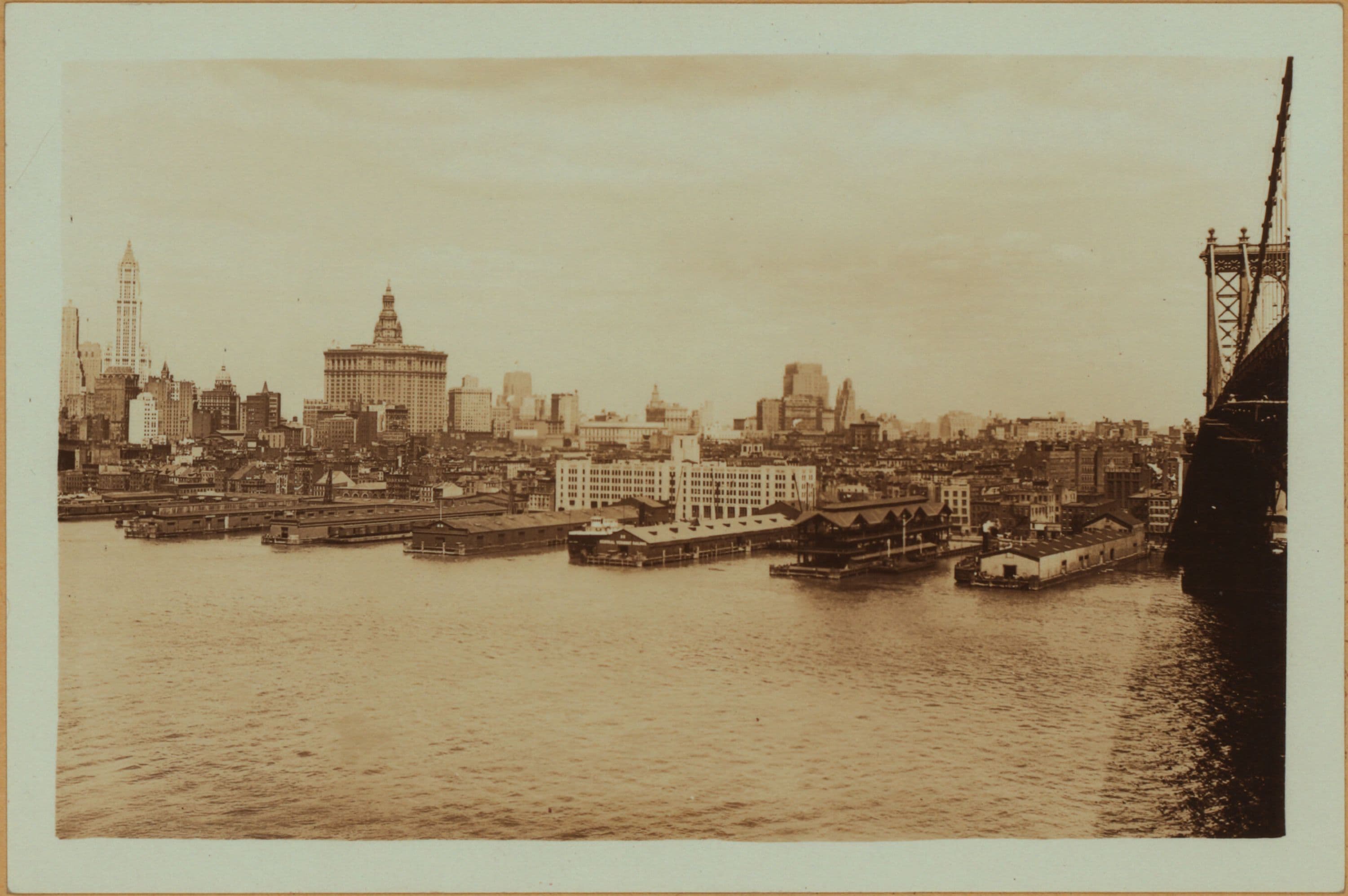 East River - Shore and skyline - Manhattan - South Ferry - Williamsburg Bridge - James Slip - Pike Slip - [Piers 26 to 31.]