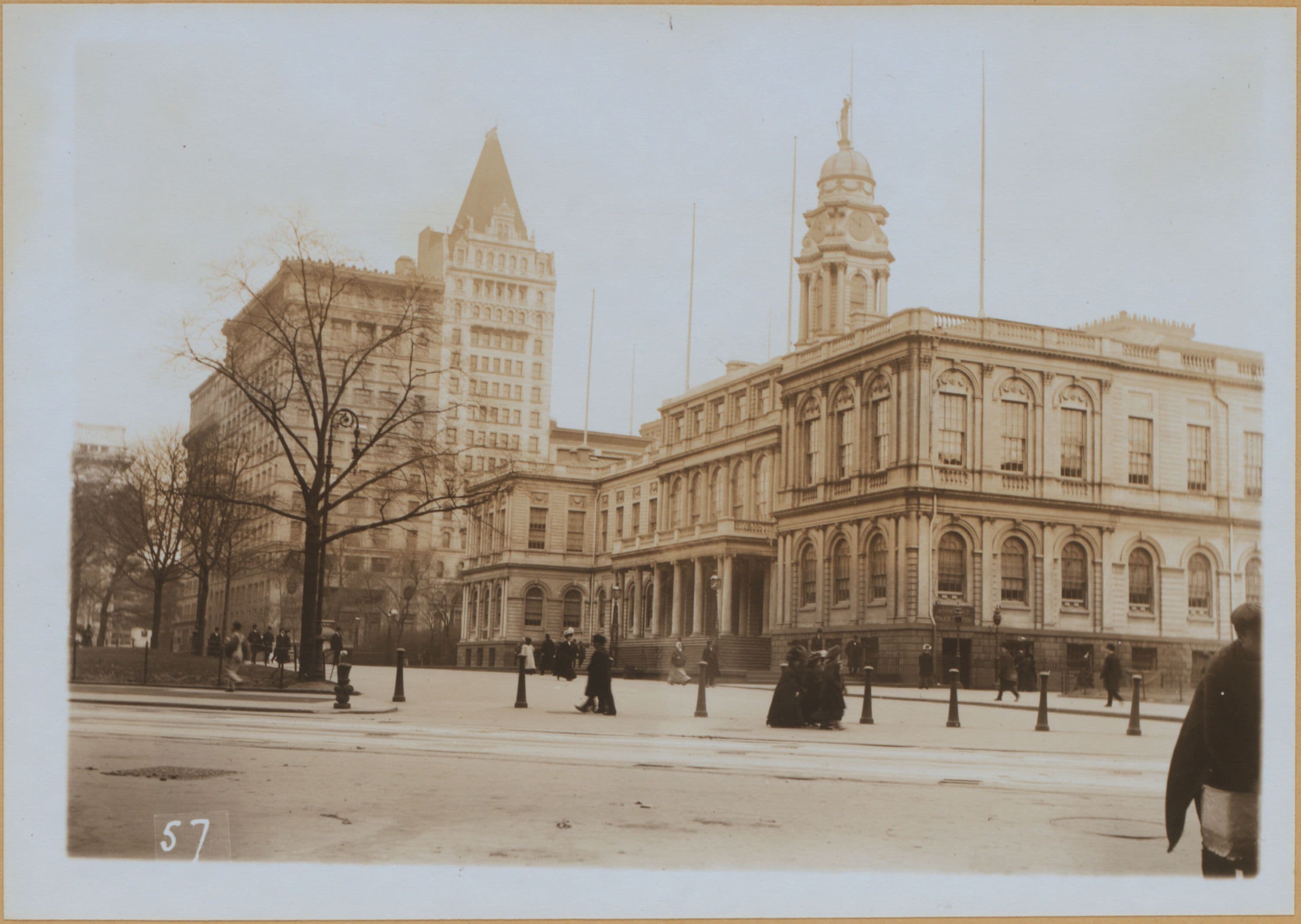 Manhattan: City Hall Park - City Hall.