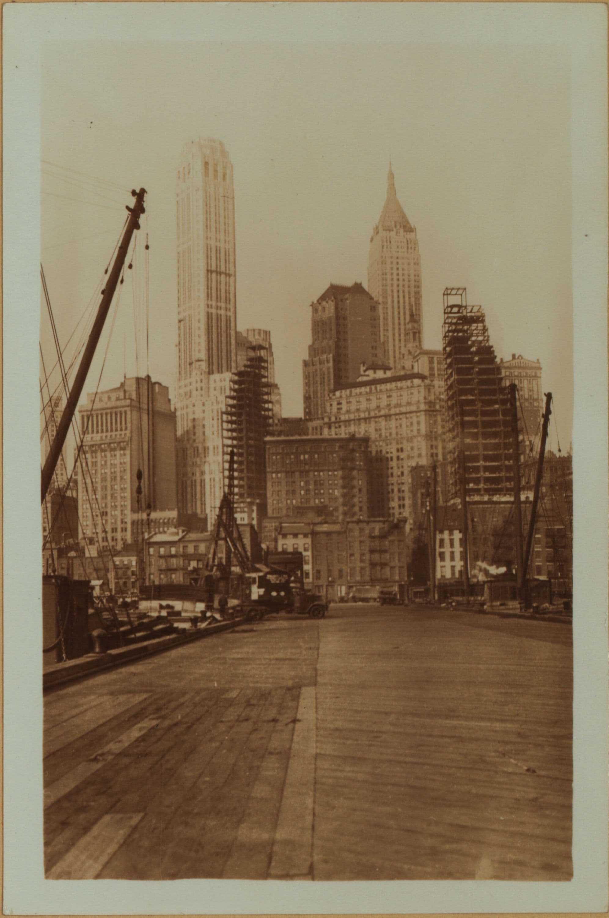 East River - Pier 11 - [Bank of Manhattan - 60 Wall Street Tower - City Bank-Farmers Trust Company.]