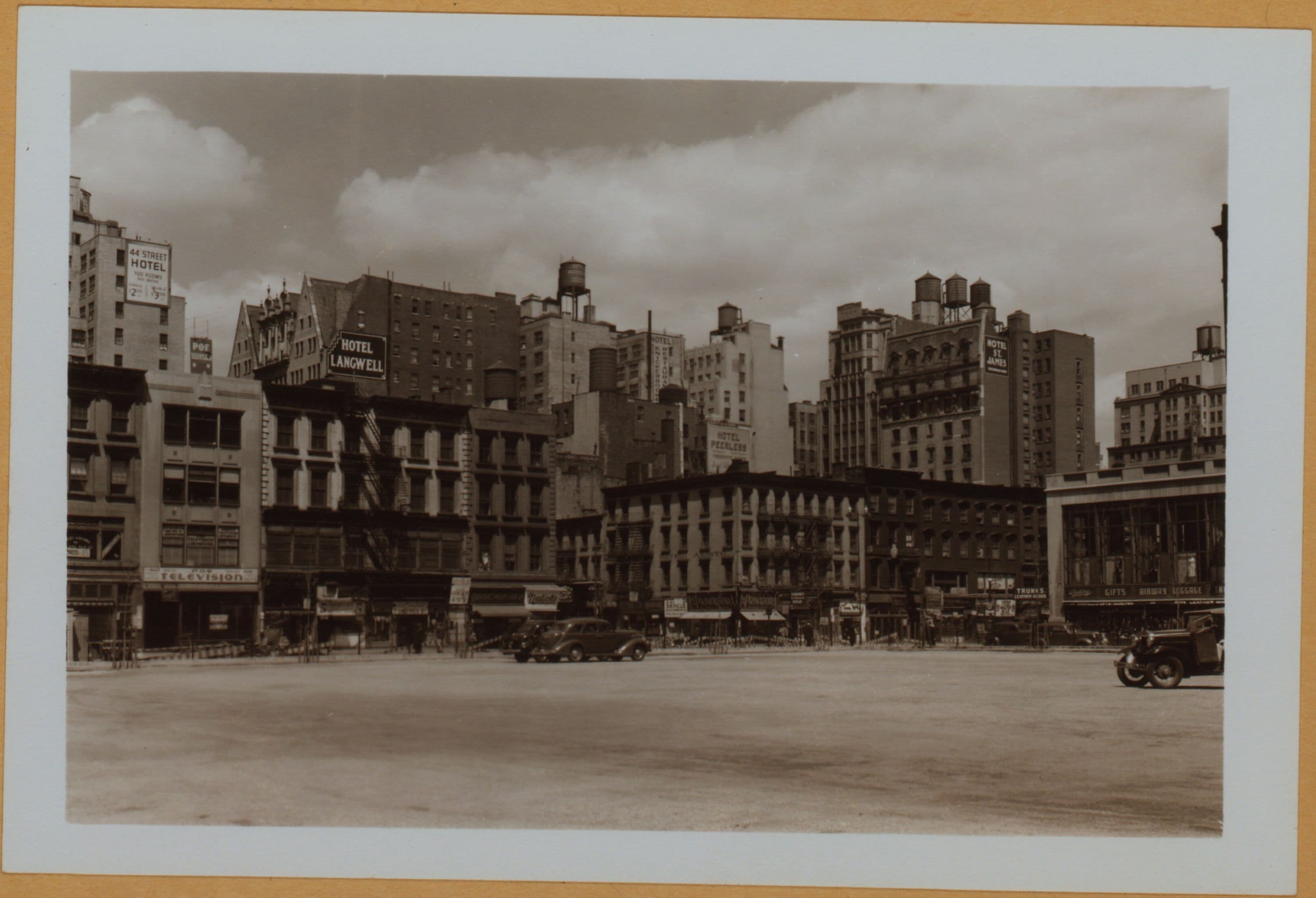 Manhattan: 6th Avenue - 43rd Street (West)