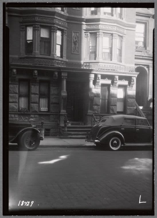 View of building with sign for Mrs. Bosch Employment Agency: 123 E. 82nd St.-Lex Av- Park Av, Manhattan, 1937