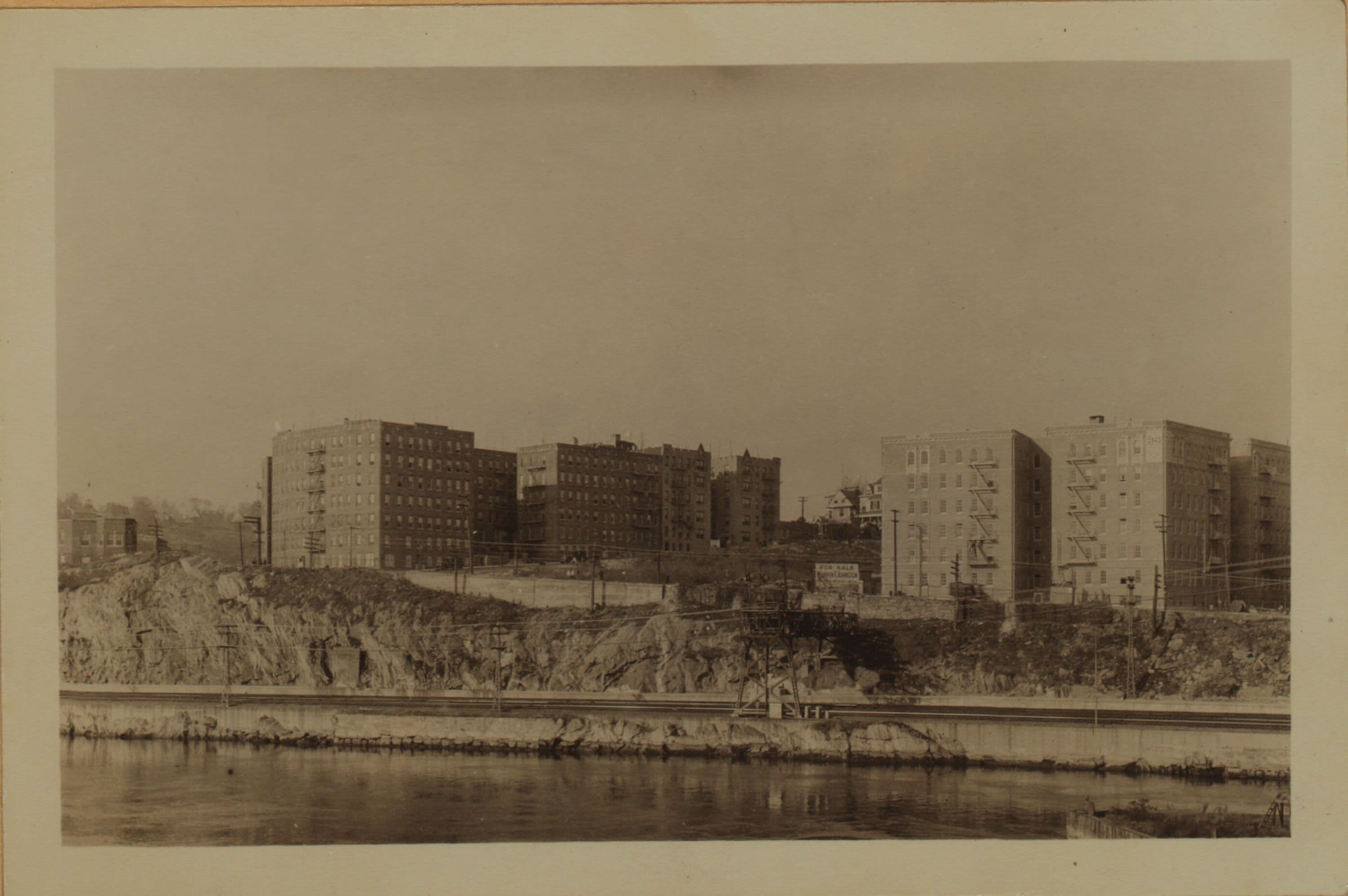 Harlem River - Manhattan - Marble Hill Avenue.