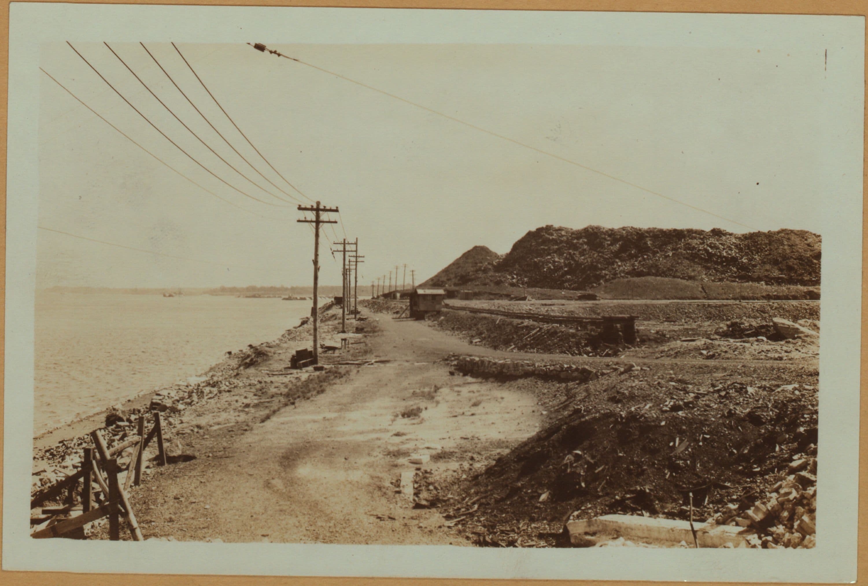 Islands - Rikers Island (North shore) - Refuse heaps.