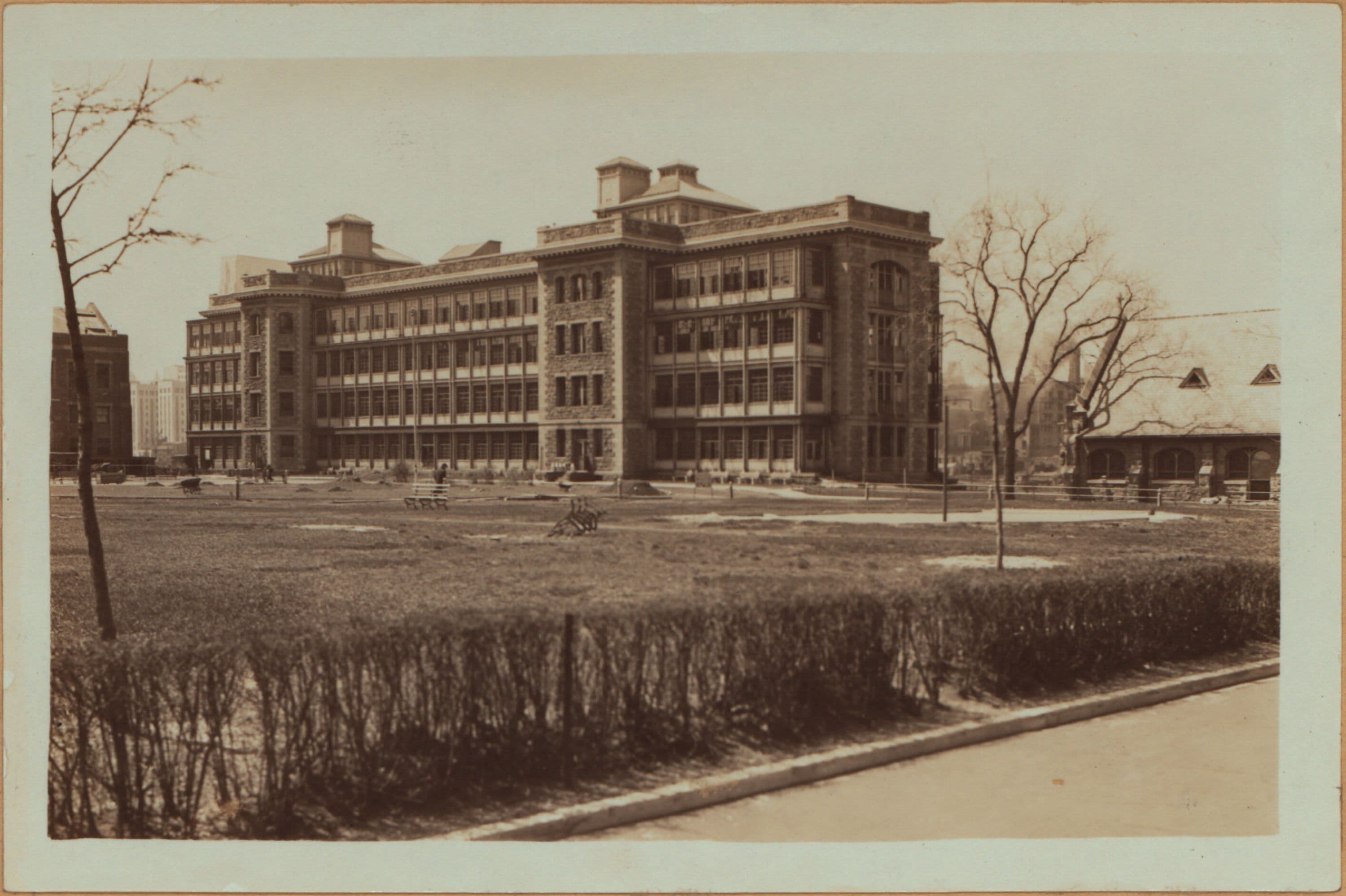 Manhattan: Welfare Island - Metropolitan Hospital.