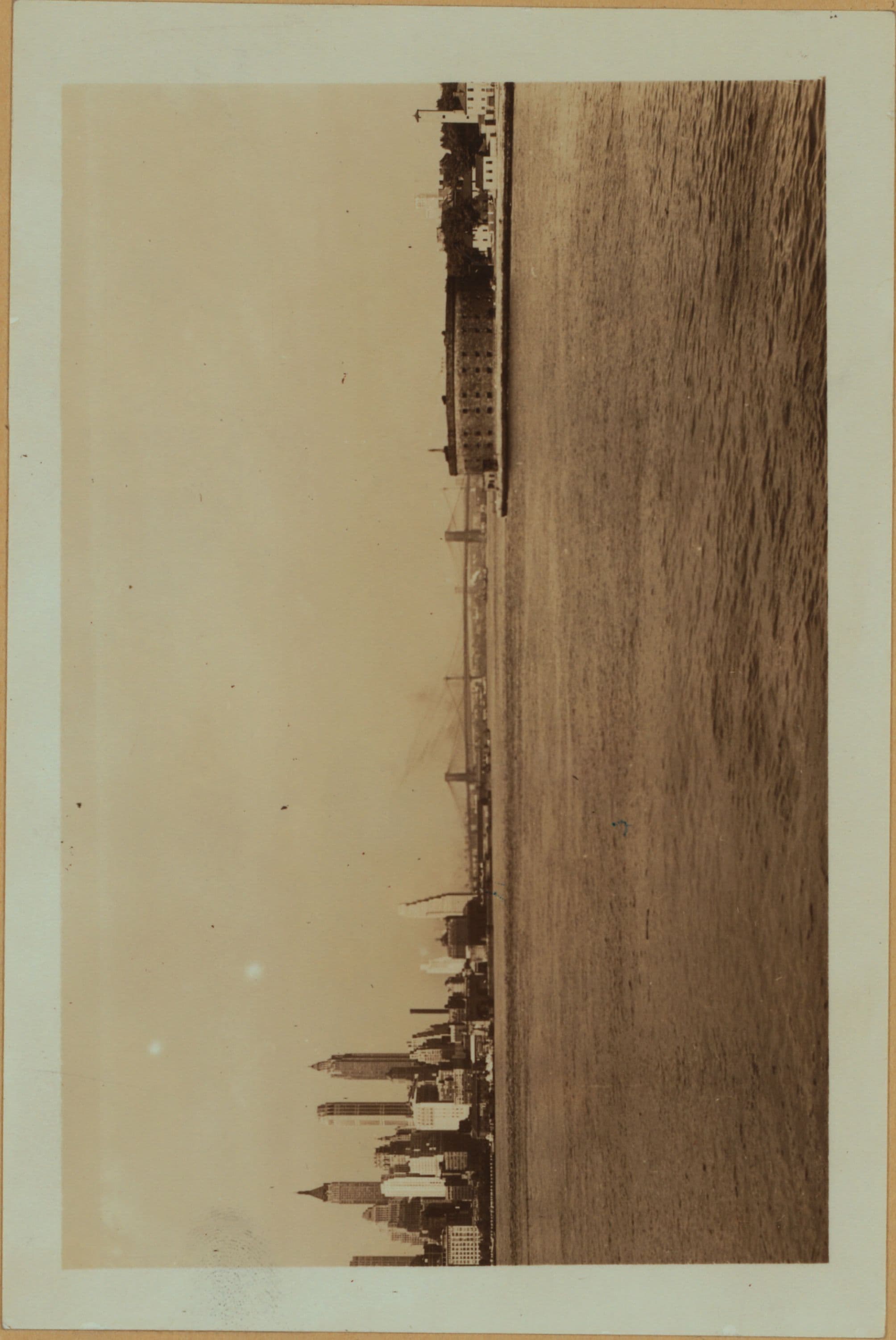 East River - Shore and skyline - Manhattan - South Ferry - Williamsburg Bridge - Battery Park.
