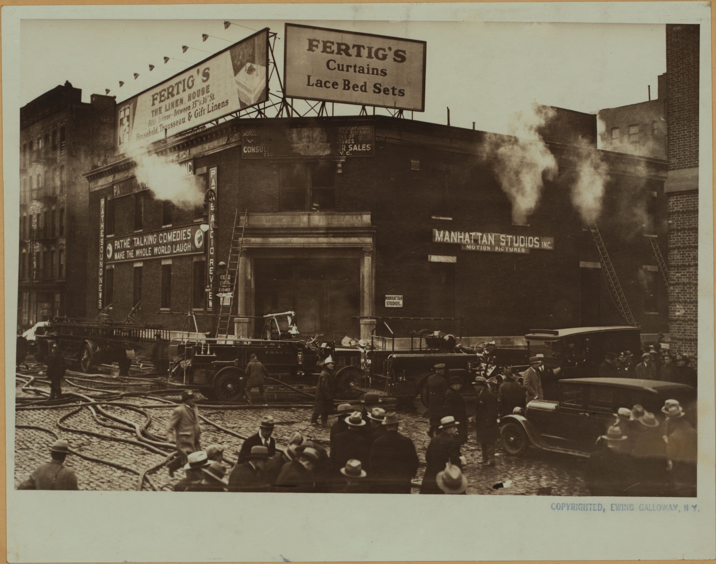 Fires, accidents and tragedies - [Fire in the Pathe Talking Picture Studio.]