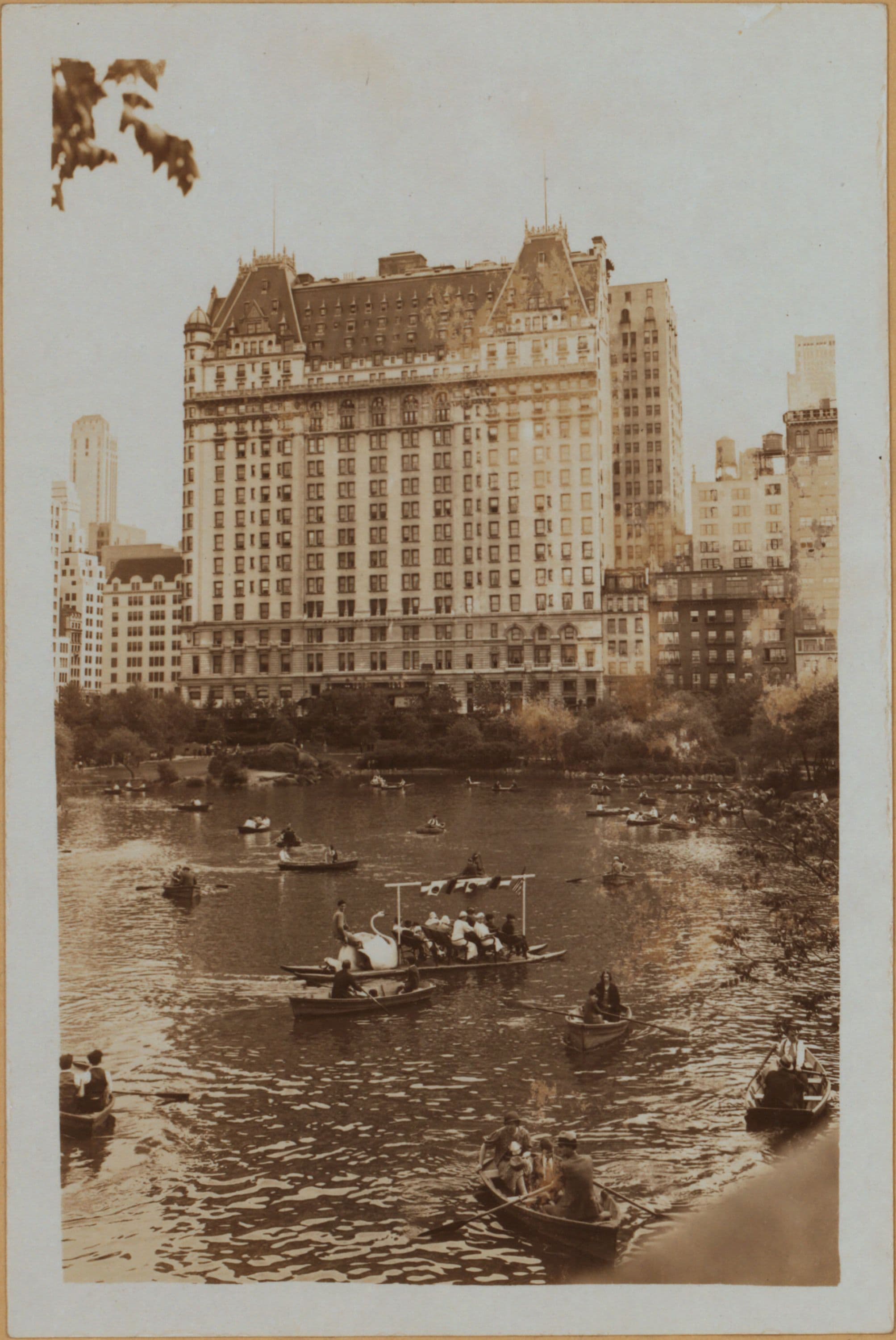 Manhattan: Central Park - The Pond.