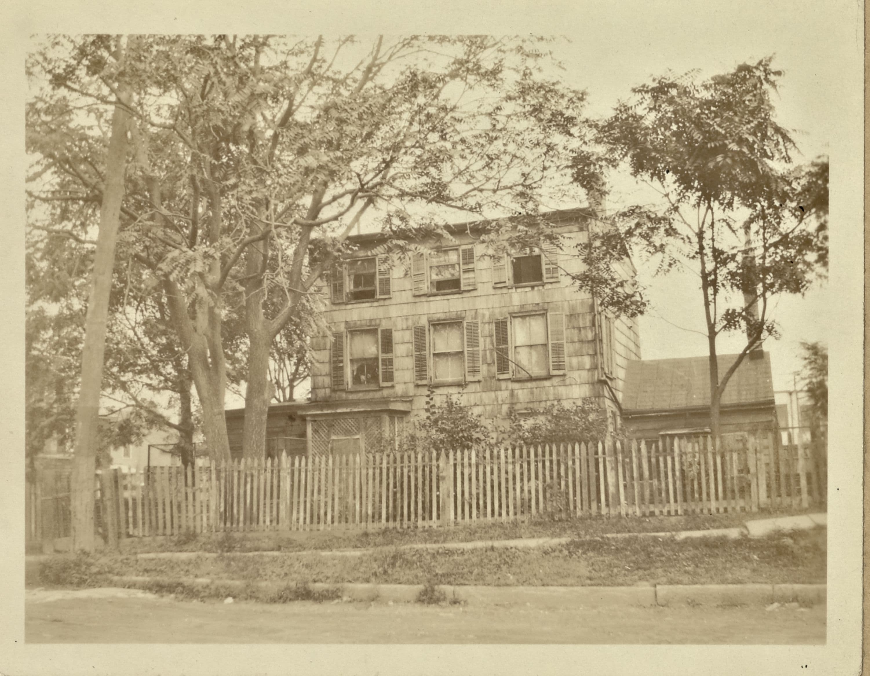 Queens: Welling Court - 30th Avenue