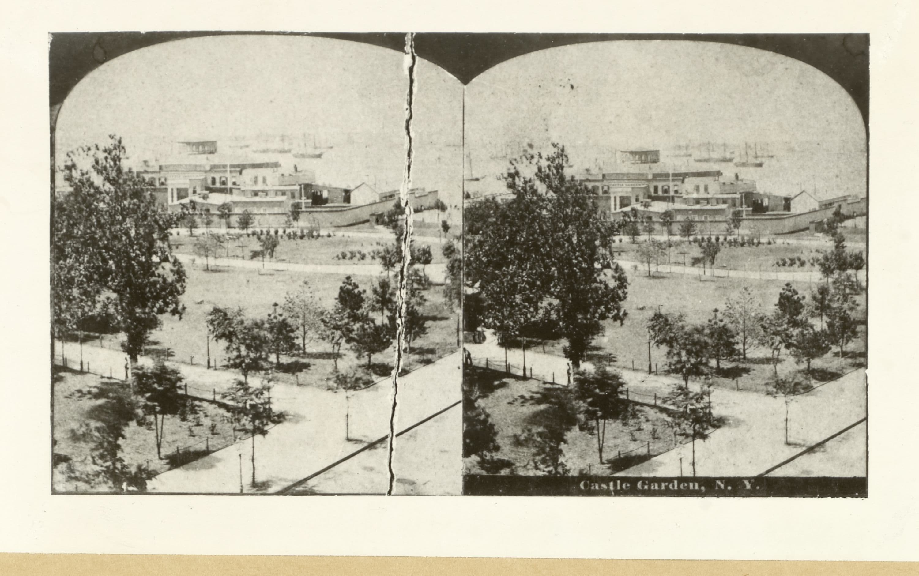 Manhattan: Battery Park - Castle Garden, later Aquarium on Hudson River shore.