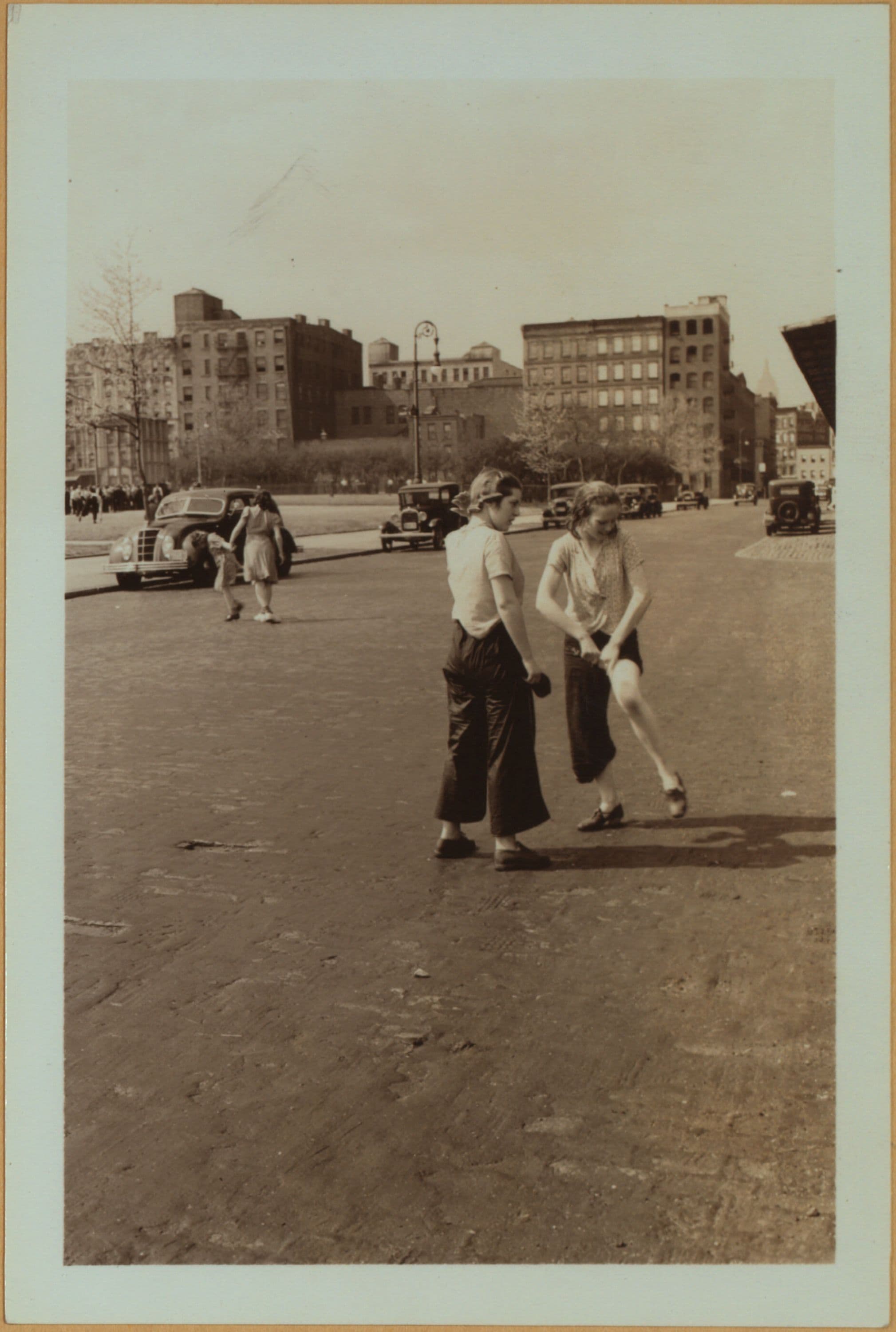 Recreation and hobbies - Pastime activities - [Corlears Hook waterfront.], 1939