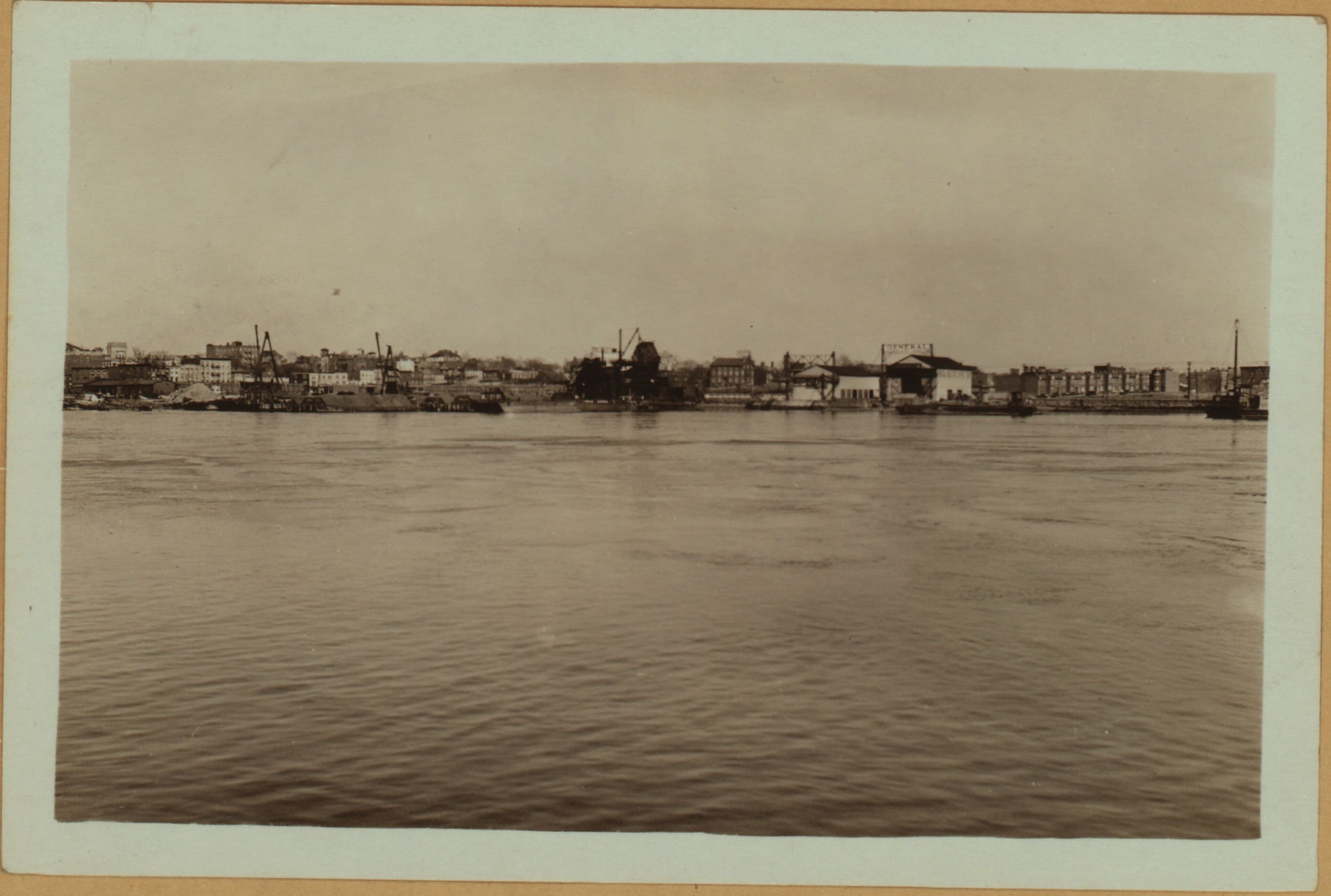East River - Shore and skyline - Queens, Astoria - [Wilson Hotel.]