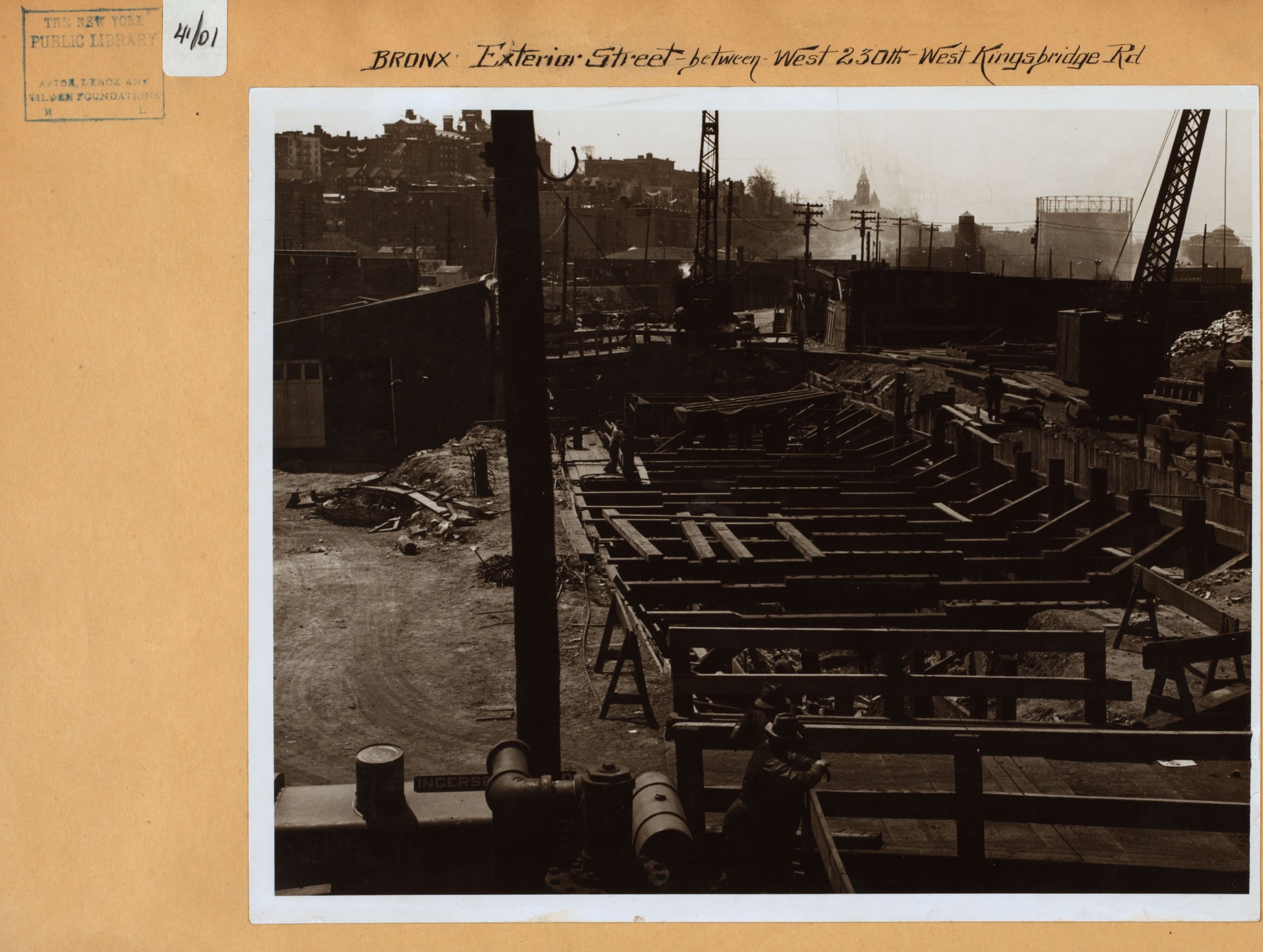 Bronx: Exterior Street - 230th Street (West)
